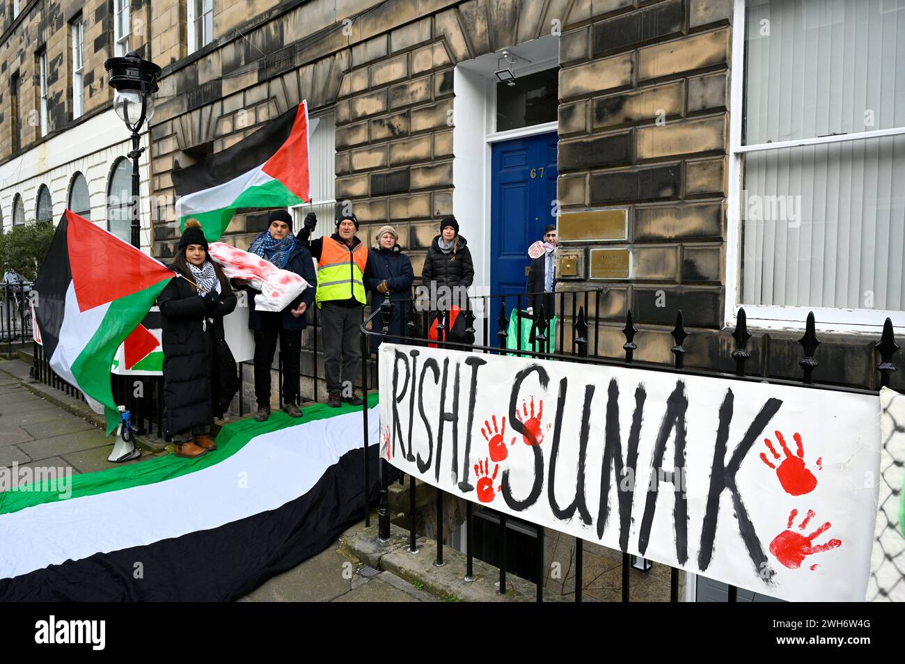 Edinburgh, Schottland, Großbritannien. Februar 2024. Demonstranten vor dem Hauptquartier der schottischen Konservativen in der Northumberland Street, Anti-Tory/Pro-palästinensische Demonstration. Quelle: Craig Brown/Alamy Live News Stockfoto