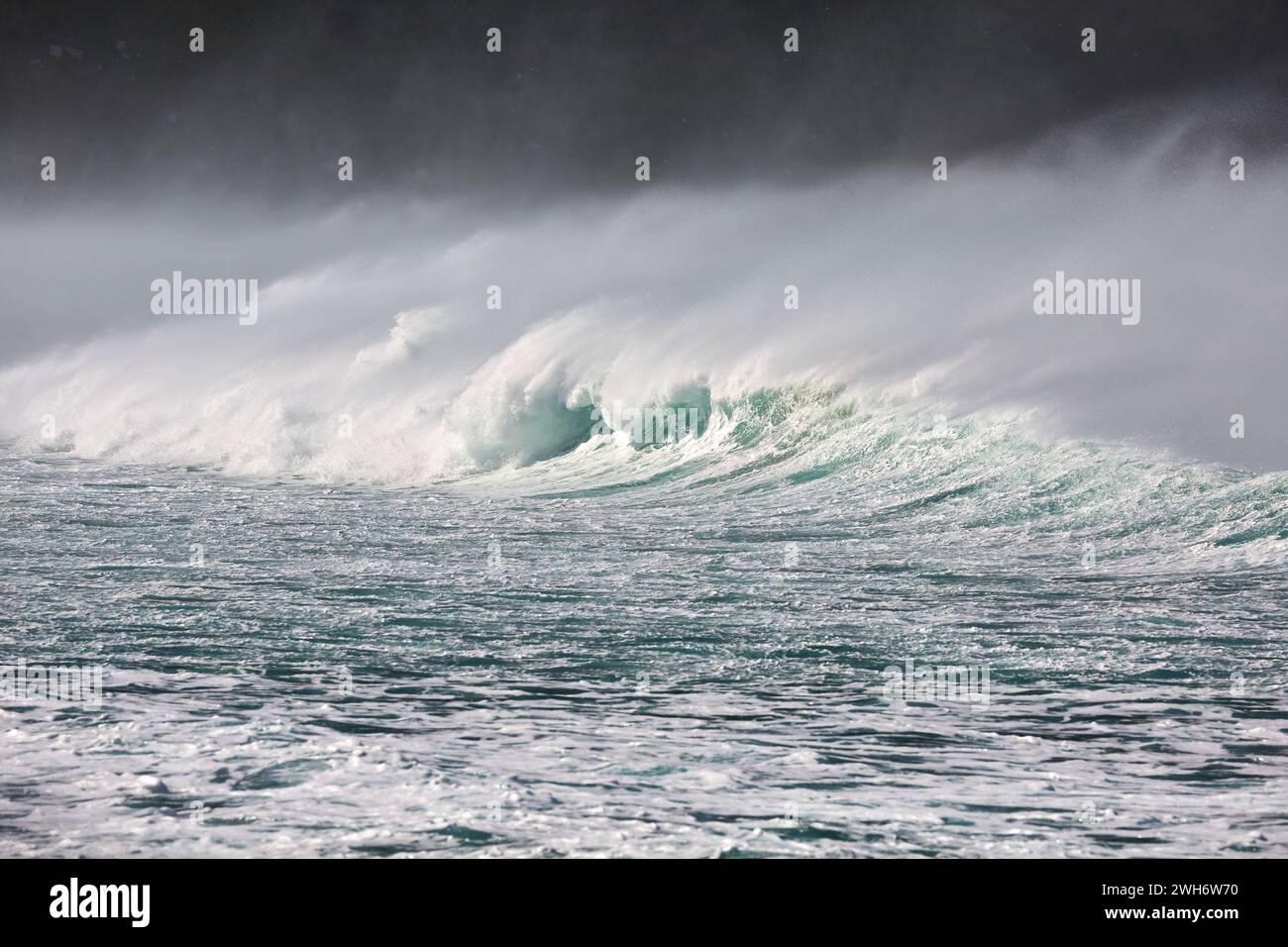 Stürmische Wellen brechen Stockfoto