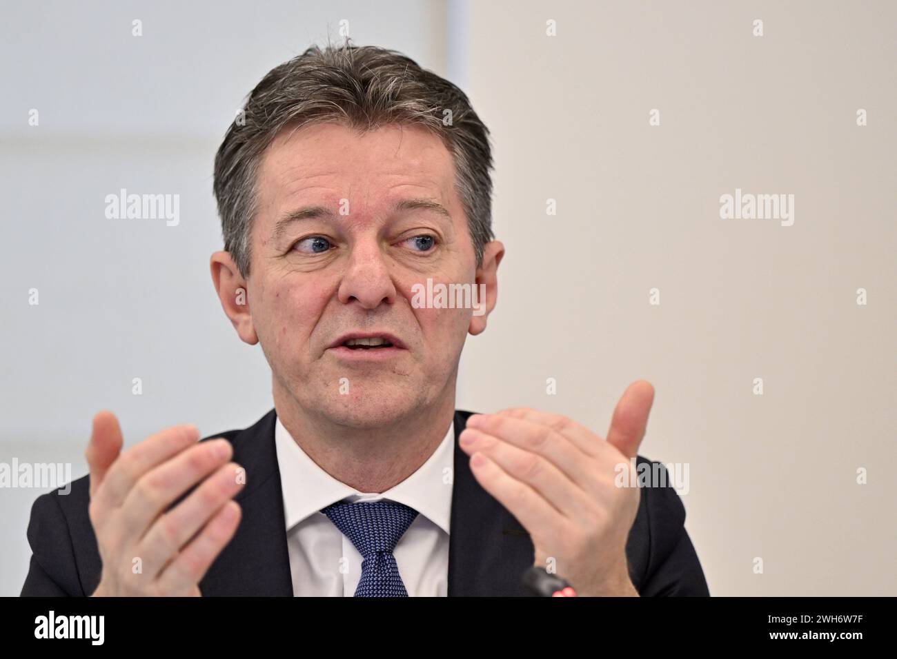 Brüssel, Belgien Februar 2024. Johan Thijs, CEO der KBC, wurde am Donnerstag, den 08. Februar 2024, während einer Pressekonferenz zur Präsentation der 2023-Jahres-Ergebnisse der KBC Group im Hauptsitz der Bank in Brüssel vorgestellt. BELGA PHOTO ERIC LALMAND Credit: Belga News Agency/Alamy Live News Stockfoto