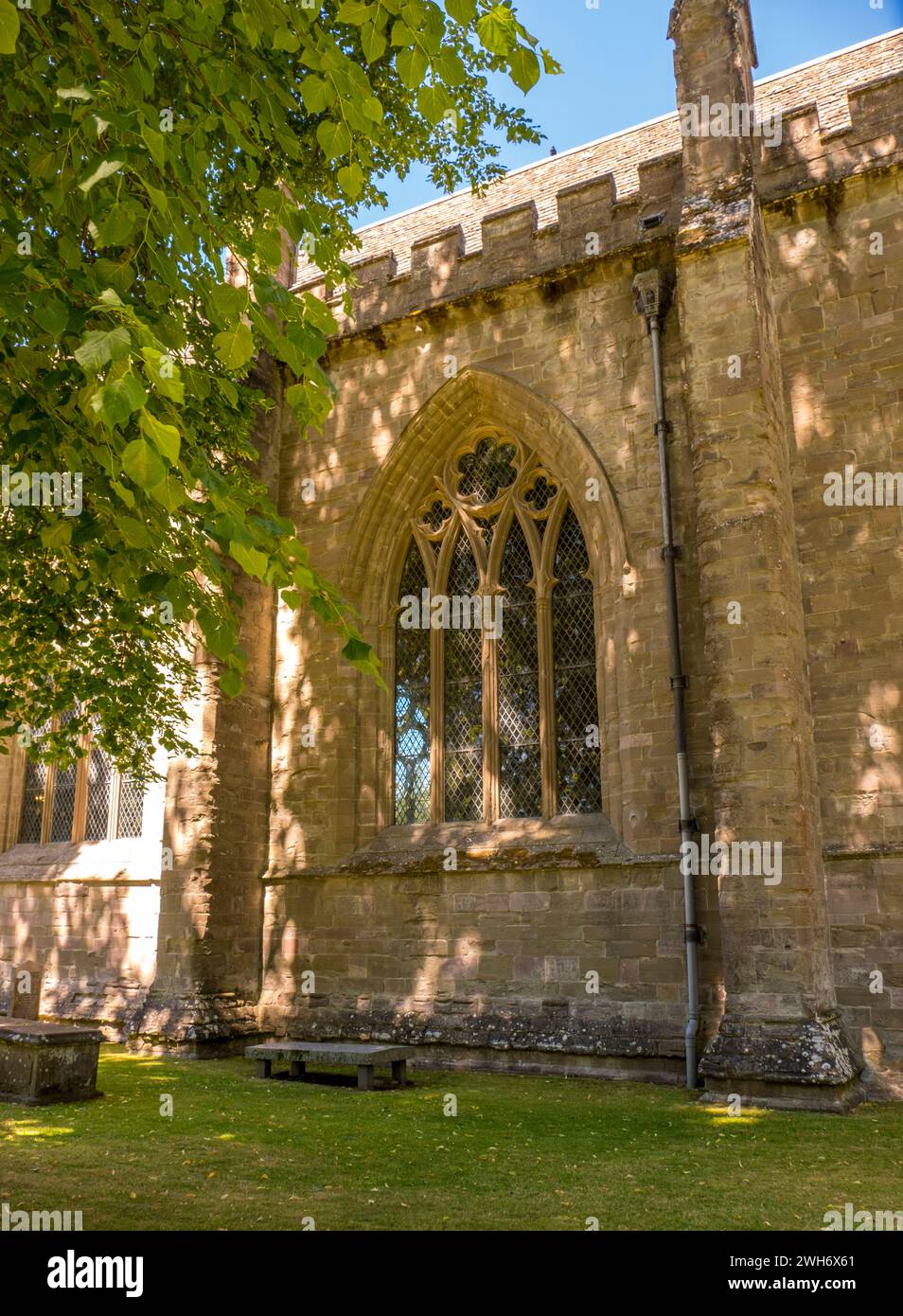 Außenfassade eines alten Kirchengebäudes Stockfoto