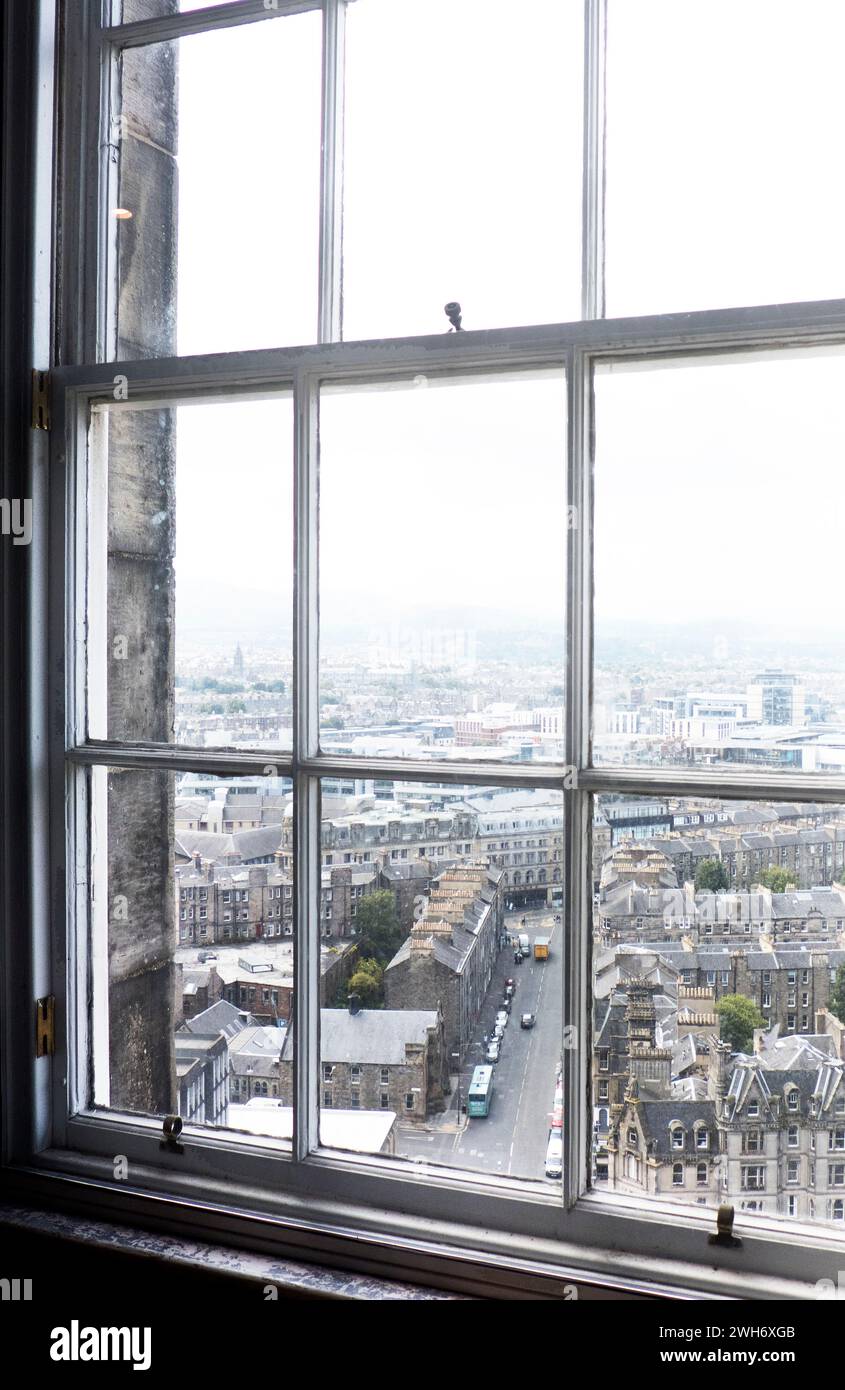 Fenster mit Blick auf Edinburgh Stockfoto
