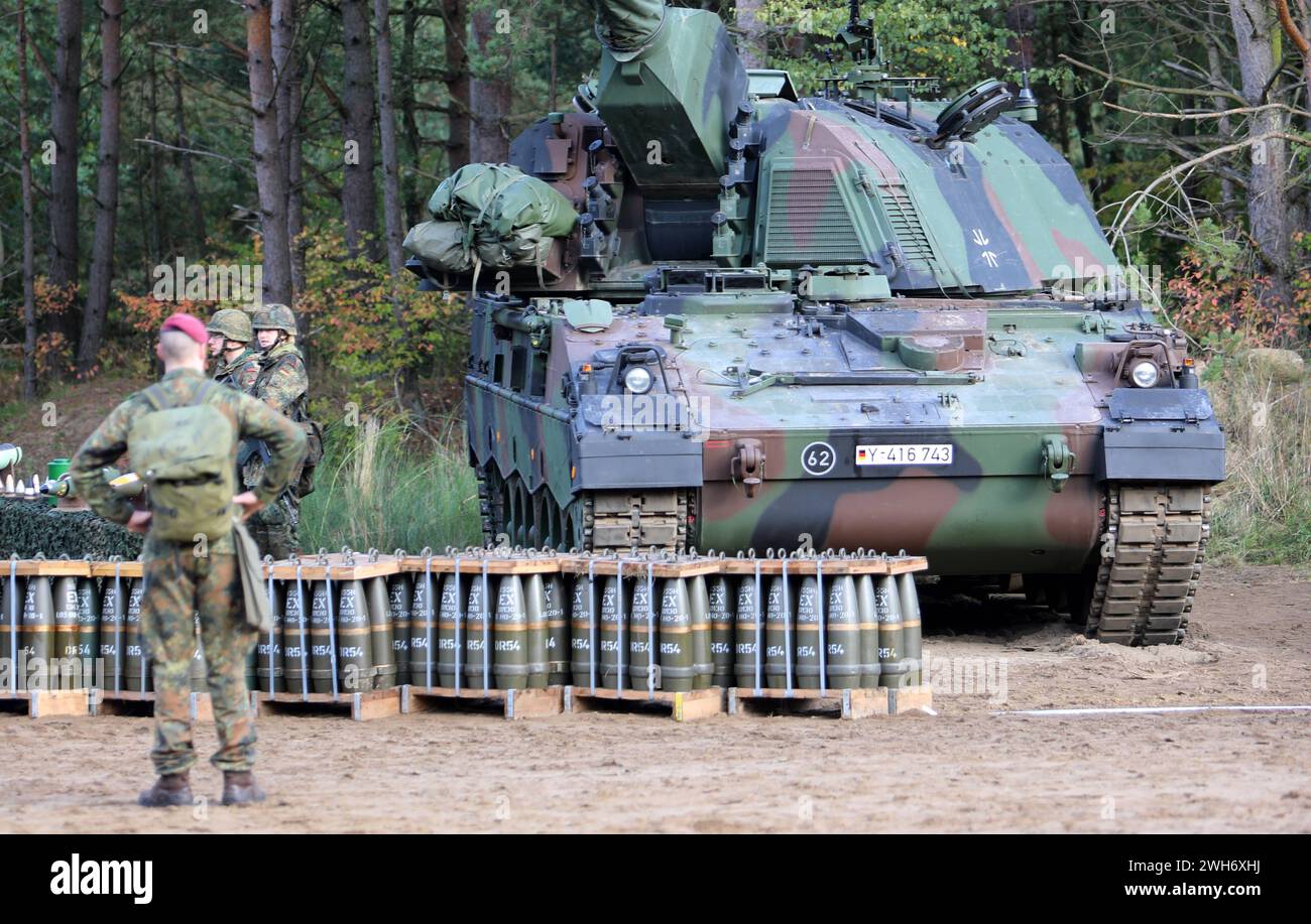 Das Artilleriesystem der Bundeswehr vom Typ Panzerhaubitze 2000 mit Exerziermunition im Vordergrund. Das Artilleriesystem der Bundeswehr vom Typ Panzerhaubitze 2000 mit Exerziermunition im Vordergrund. Lager Ostenholz Niedersachsen Deutschland *** Artilleriesystem Panzerhaubitze 2000 der Bundeswehr mit Dummy-Munition im Vordergrund Artilleriesystem Panzerhaubitze 2000 mit Dummy-Munition im Vordergrundlager Ostenholz Niedersachsen Deutschland Stockfoto