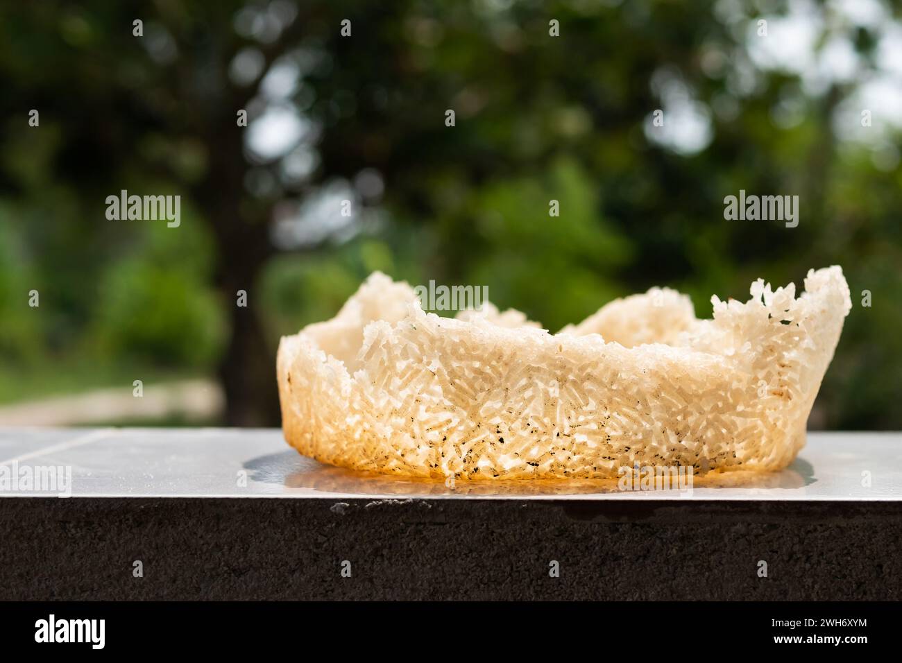 Die Reiskruste wird in der Sonne getrocknet, bevor sie zu traditionellen Lebensmitteln verarbeitet wird. Die Reiskruste oder PEEP ist der verbrannte Teil des Reiskochvorgangs Stockfoto