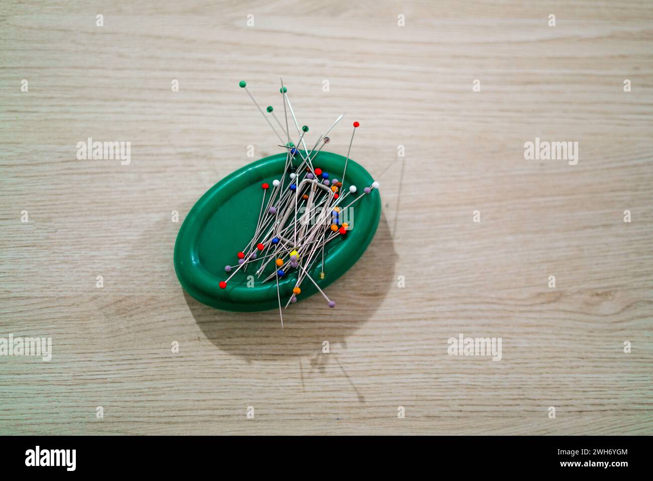 Bunte Nadeln im Nähstudio. Stockfoto