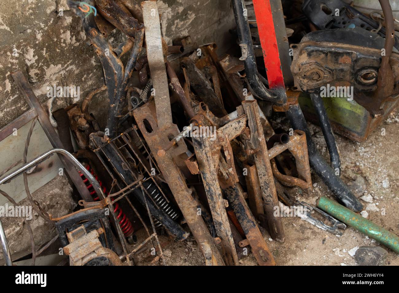 Ein Haufen Schrottmotoren im Müllhaufen. Metallabfälle, die zur Verwertung anfallen Stockfoto
