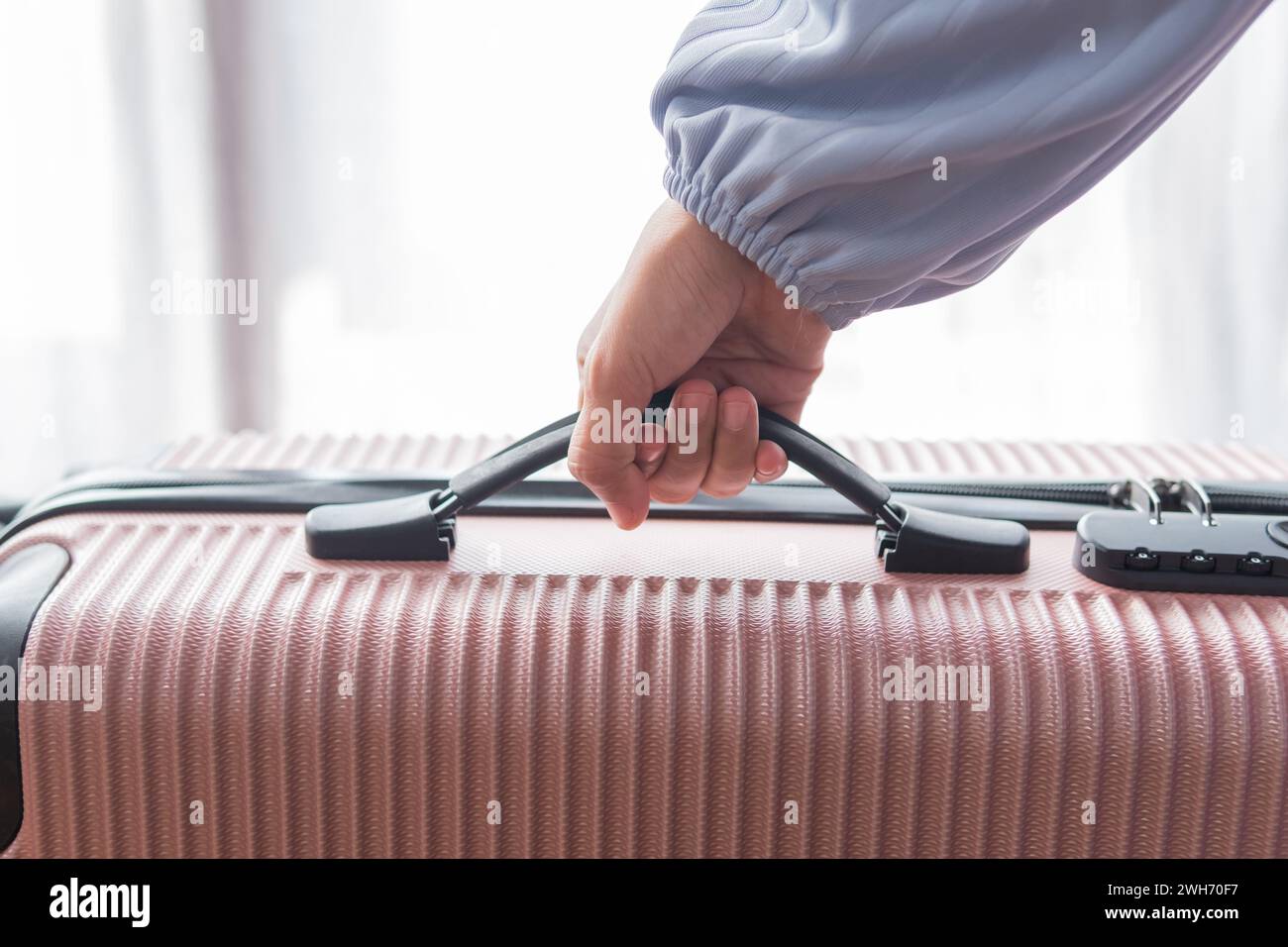 Frau, die den Koffer in den Händen hält. Urlaubsreisekonzept Stockfoto