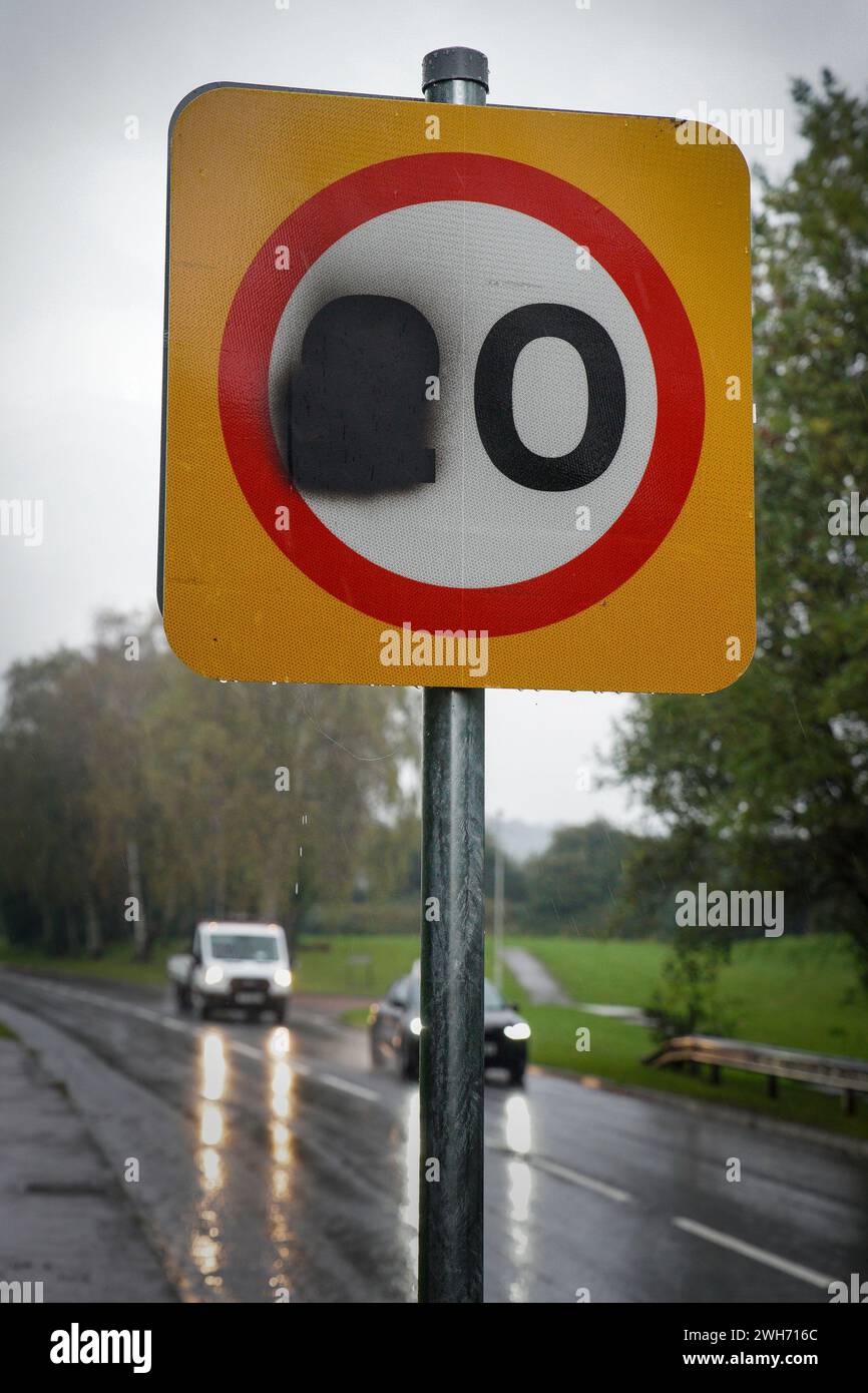 Ein 20 km/h Straßenschild, das in Cwmbran South Wales, Großbritannien, entstellt wurde. Die Leute protestieren gegen die neue Geschwindigkeitsbegrenzung von 20 km/h in Wales. Die Walisische Regierung Stockfoto