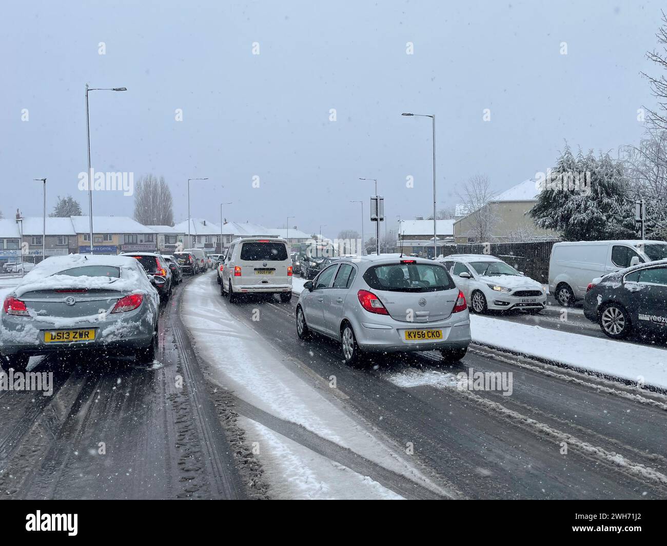 Schnee auf der A61 Halifax Road im Norden von Sheffield. In Teilen Englands und Wales werden bis zu 25 cm Schnee prognostiziert, da das Met Office Wetterwarnungen ausgab und vor Reisestörungen warnte. Bilddatum: Donnerstag, 8. Februar 2024. Stockfoto