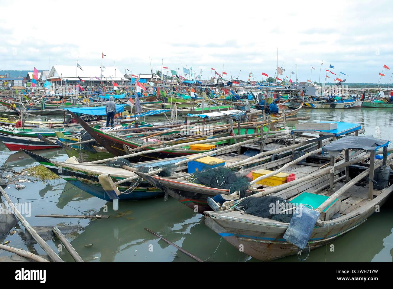 Lampung, Indonesien, 07. Oktober 2022: Das „Sondong-Boot“ wird von indonesischen Fischern als Fischerboot genutzt. Parkte in der Beach Row Stockfoto