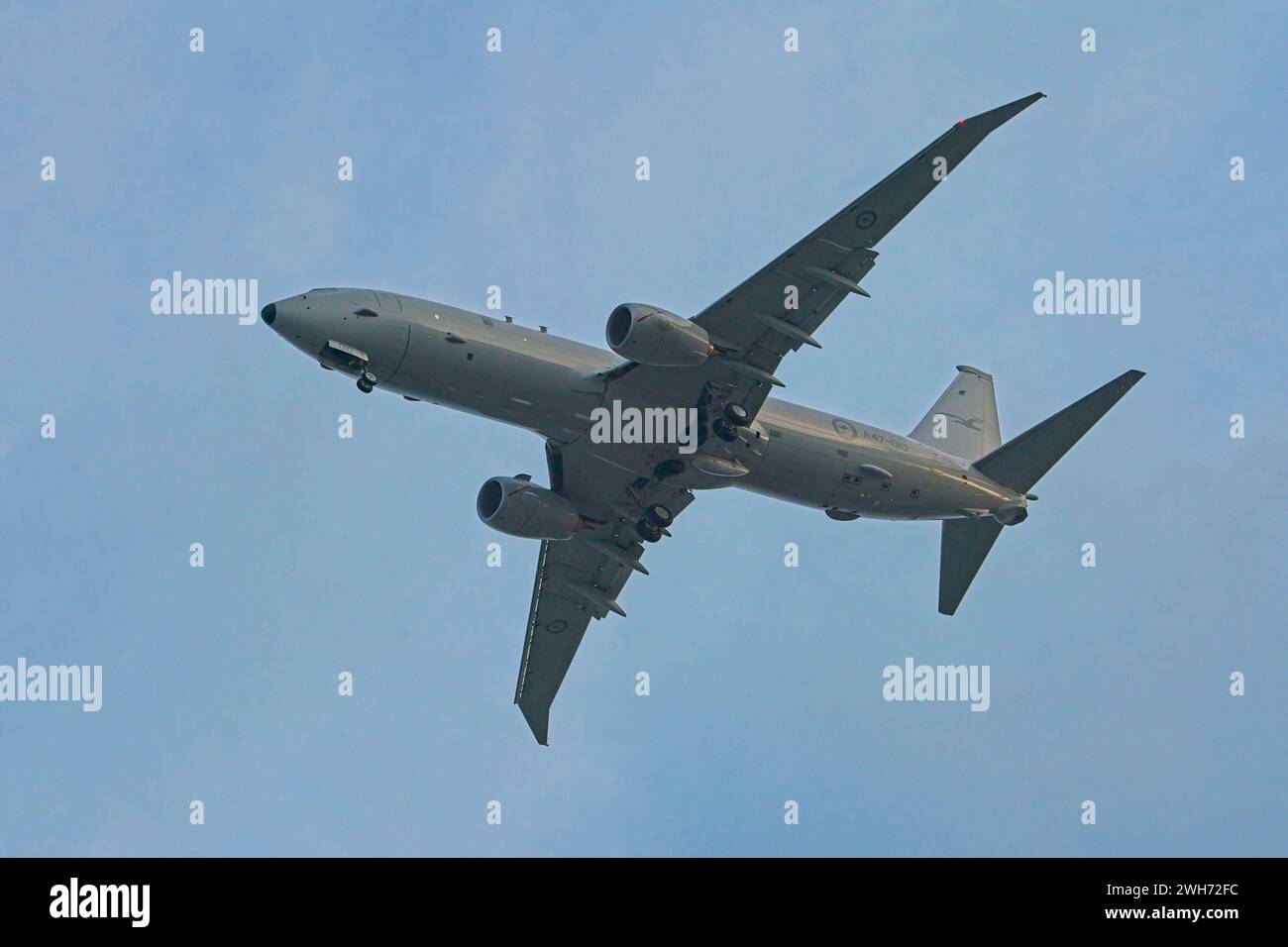 SINGAPUR - 7. FEBRUAR 2024: Die Royal Australian Air Force P-8 Poseidon A47-010 kehrt zur Basis zurück. Stockfoto