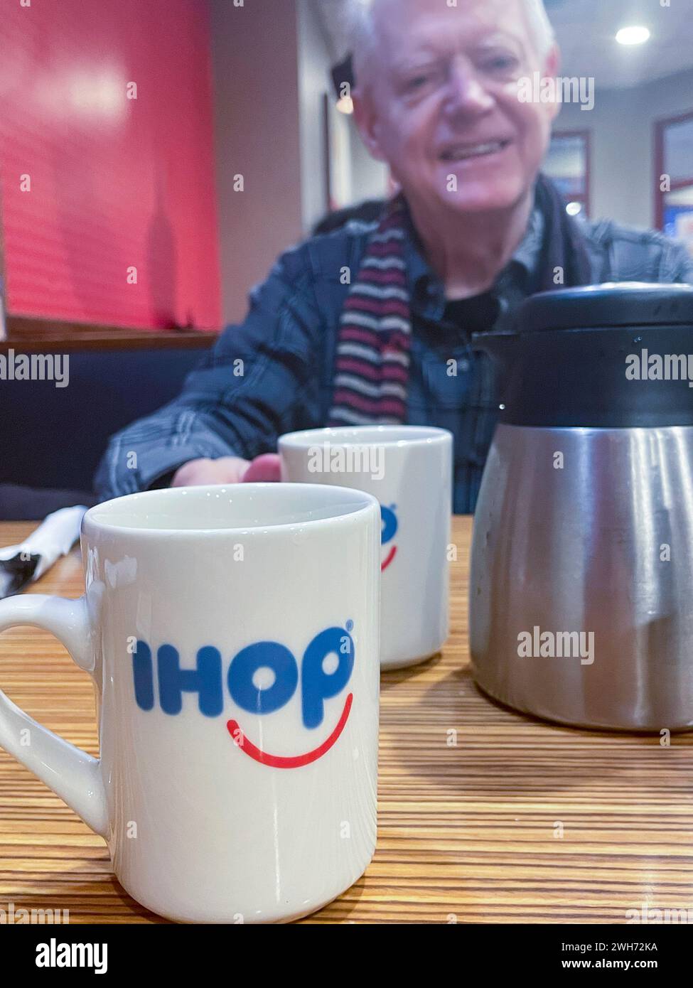 Senior-Mann, Kaffee in einem IHOP-Restaurant in New York City, 2024, USA Stockfoto