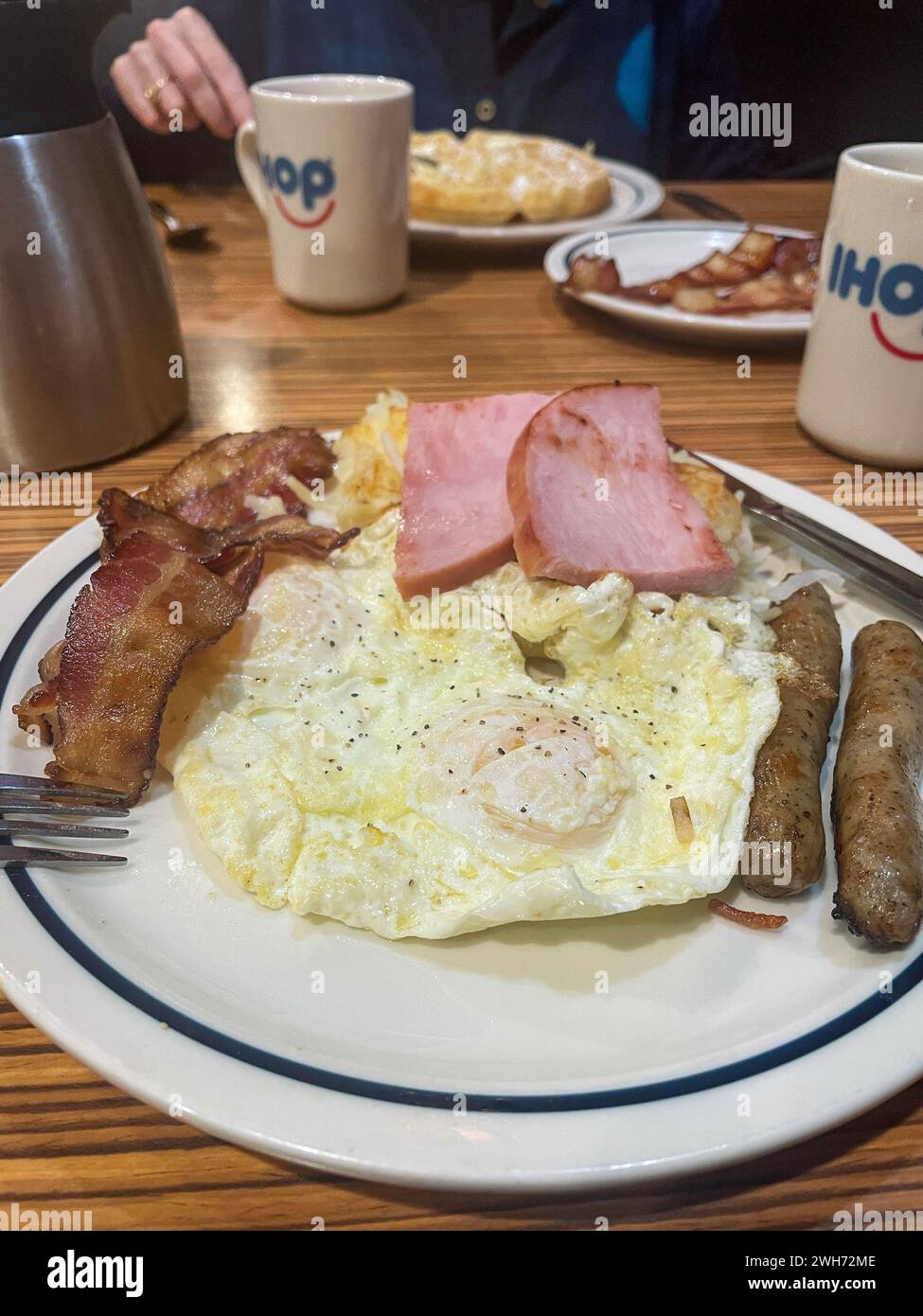 Das internationale House of Pancakes bietet eine große Auswahl an Frühstücksartikeln, 2024, New York City, USA Stockfoto