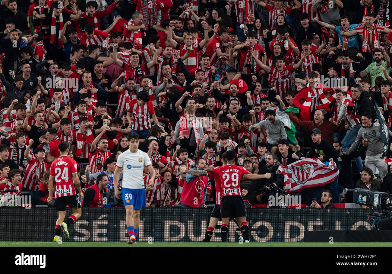 Die Fans von Athletic Bilbao feiern das #8 Oihan Sancet-Tor 2-2 während des Copa del Rey Quarter Final-Spiels zwischen Athletic Club und FC Barcelona am 24. Januar 2024 im San Mames Stadium in Bilbao, Spanien. Foto von Victor Fraile / Power Sport Images Stockfoto