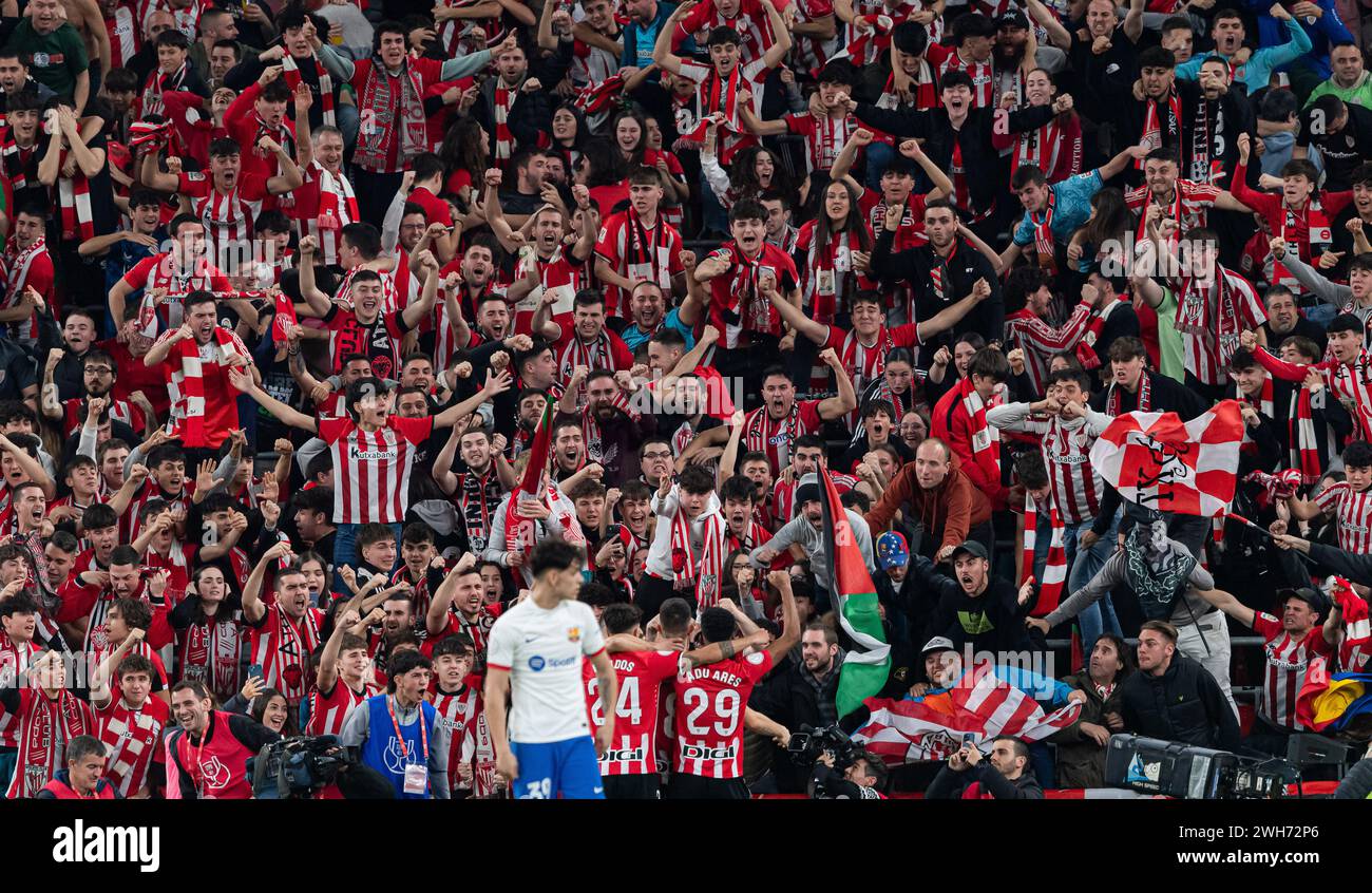 Die Fans von Athletic Bilbao feiern das #8 Oihan Sancet-Tor 2-2 während des Copa del Rey Quarter Final-Spiels zwischen Athletic Club und FC Barcelona am 24. Januar 2024 im San Mames Stadium in Bilbao, Spanien. Foto von Victor Fraile / Power Sport Images Stockfoto