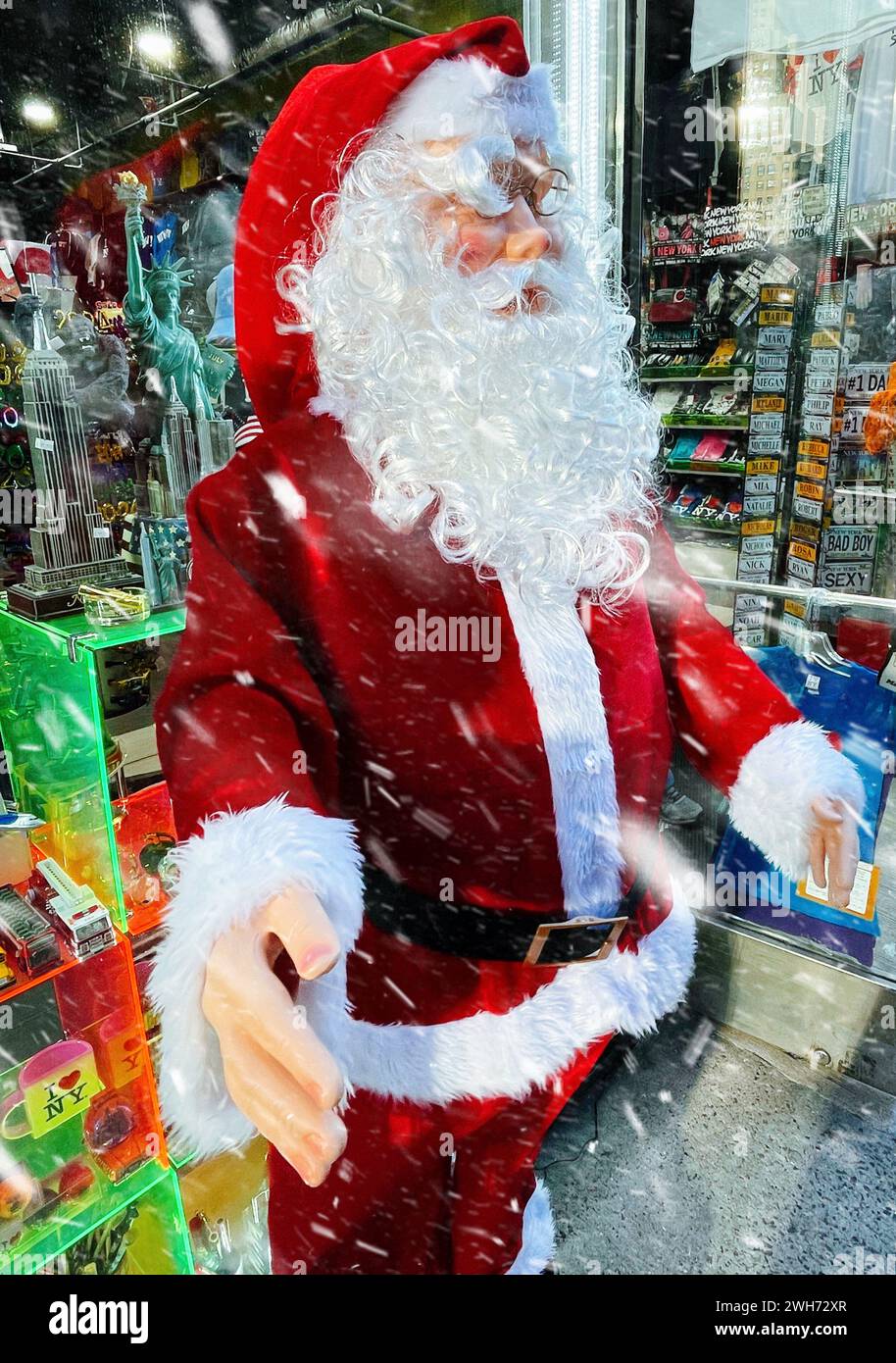 Life Size Animated Dancing Santa auf der Fifth Avenue, 2024, NYC, USA Stockfoto