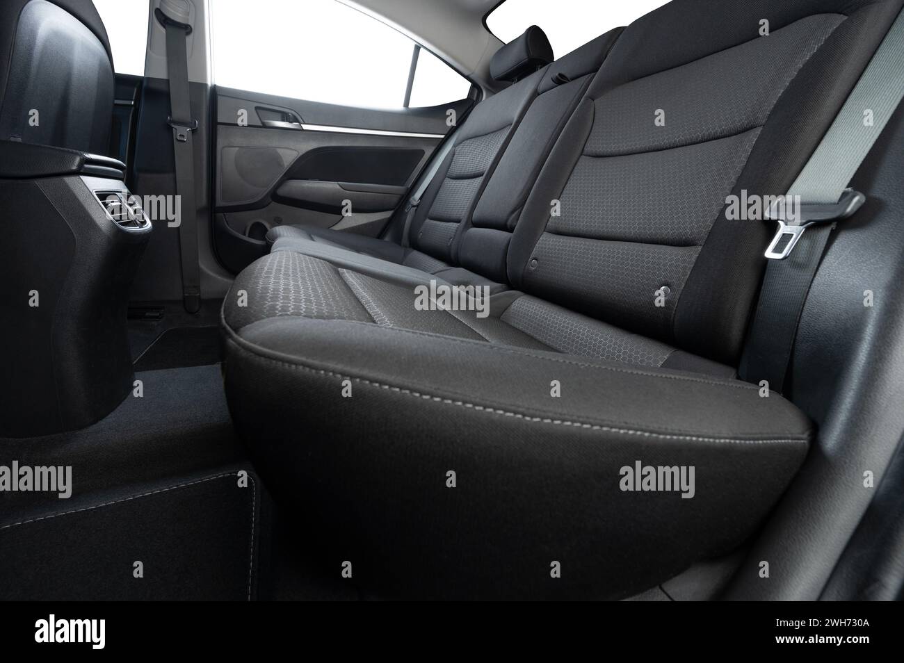 Dunkelgraues Textilmaterial der Autorücksitze mit isolierten Fenstern reinigen Stockfoto