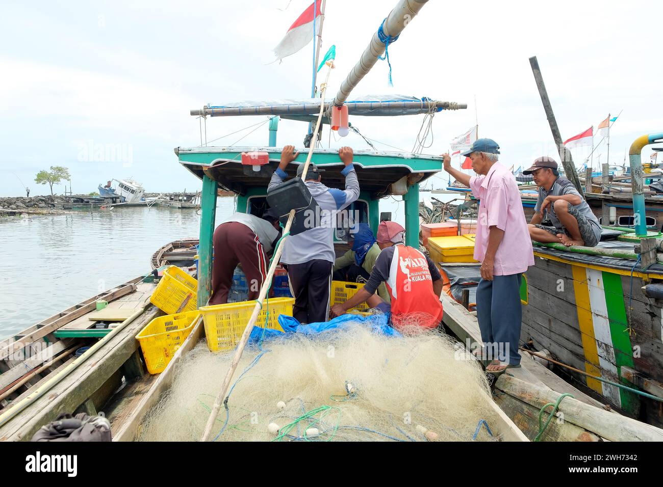 Lampung, Indonesien, 07. Oktober 2022: Fischer oder Besatzungsmitglieder sortieren Fische in einem Korb, der gerade gefangen wurde und gewogen wird. Stockfoto