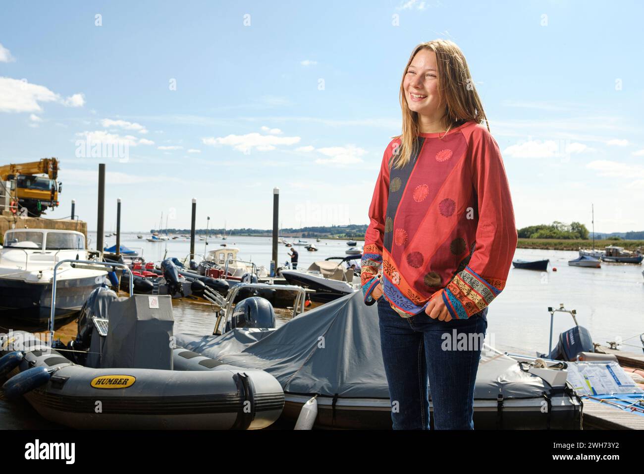 Katie McCabe im Alter von 14 Jahren ist die jüngste Person, die allein an der britischen Küste segelt 2021 . Abgebildet am Topsham Quay in Devon Stockfoto