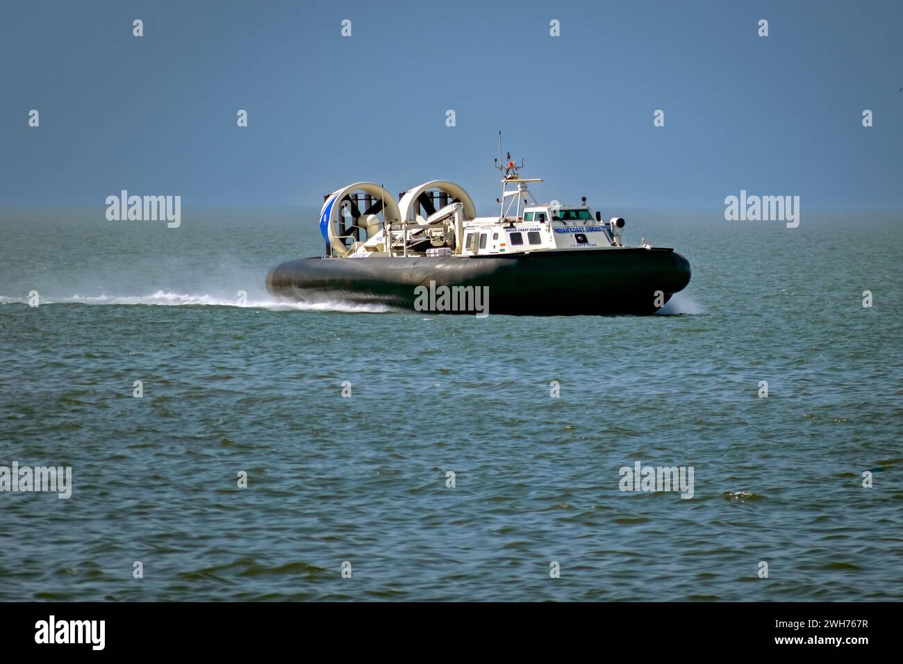 Mumbai, Indien, 14. Januar 2024: Hochgeschwindigkeits-Luftkissenschiff H-192 der Indischen Küstenwache in Küstennähe. Stockfoto