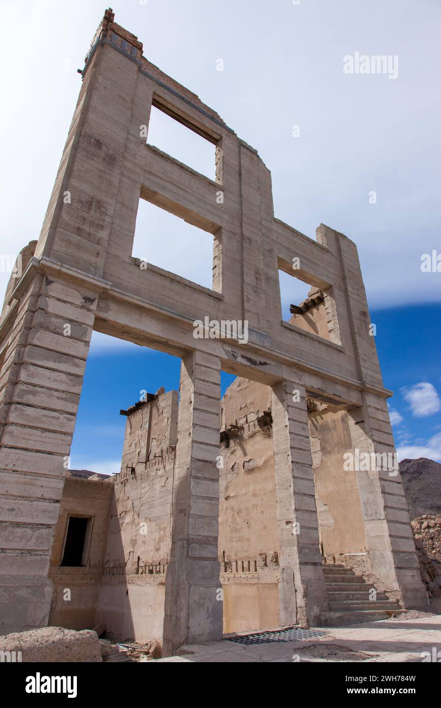 Ruinen des 1908 fertiggestellten Cook Bank Gebäudes in der Geisterstadt Rhyolite, Nevada. Stockfoto