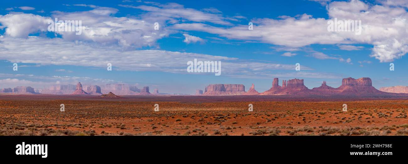 Panoramablick auf das Monument Valley von Nordosten. L-R: Three Sisters am linken Ende von Mitchell Mesa, East Mitten, Merrick Butte, West Mitten, Stockfoto