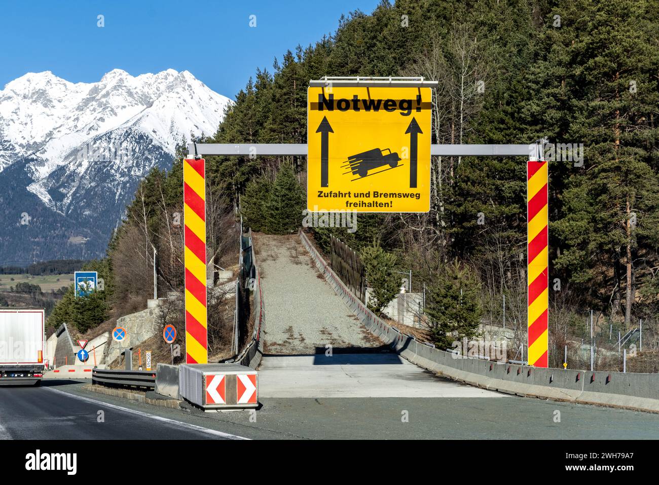 Straßenschild für Notweg – Notweg-Lkw-Rampe im Wald auf einer Bergstraße, die ein Fahrzeug verlangsamen und Unfälle verhindern soll, wenn es sich um einen gewerblichen Einsatz handelt Stockfoto