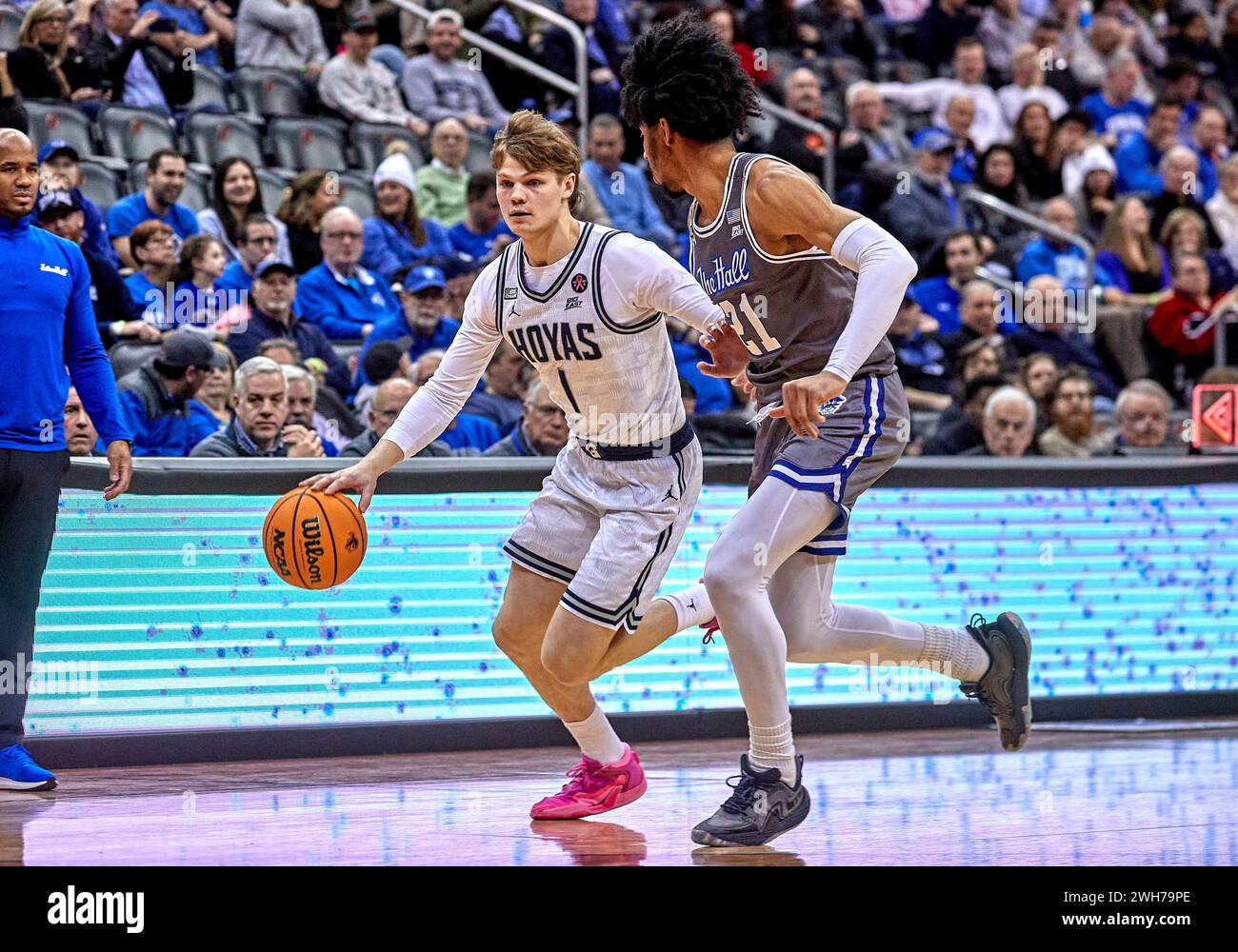 Georgetown Hoyas Garant Rowan Brumbaugh (1) dribbelt als Seton Hall Pirates Guard Isaiah Coleman (21) während eines Big East Basketball Matchup im Prudential Center in Newark, New Jersey am Mittwoch, den 7. Februar 2024. Duncan Williams/CSM Stockfoto