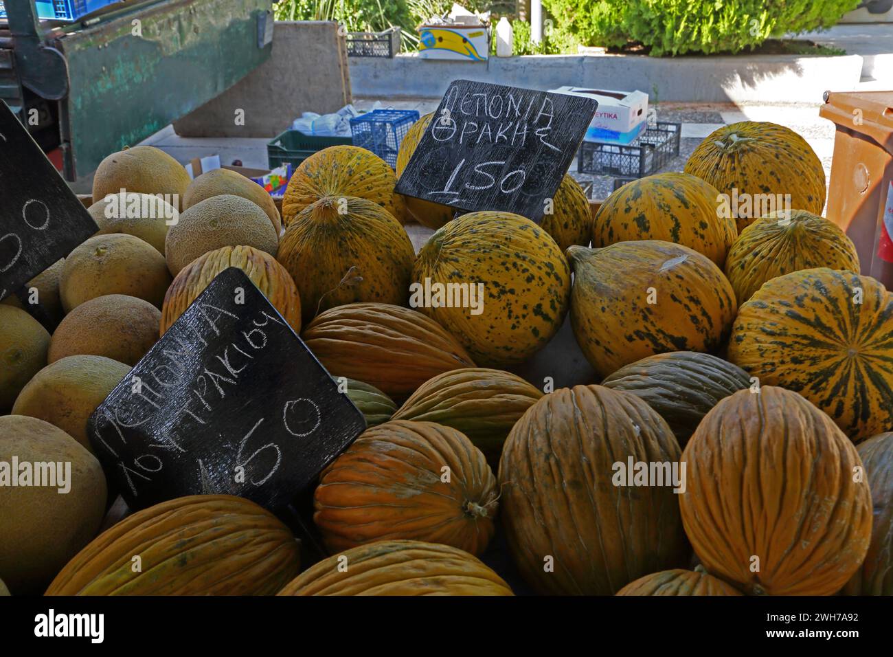 Melonen im Verkauf auf dem Obstmarkt Vouliagmeni Athen Attika Griechenland Stockfoto