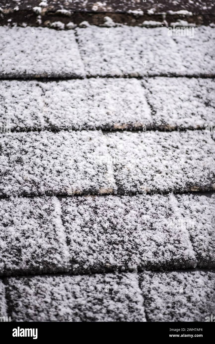 Eine leichte Schneedecke auf einem Schieferfliesen-Zimmer Stockfoto