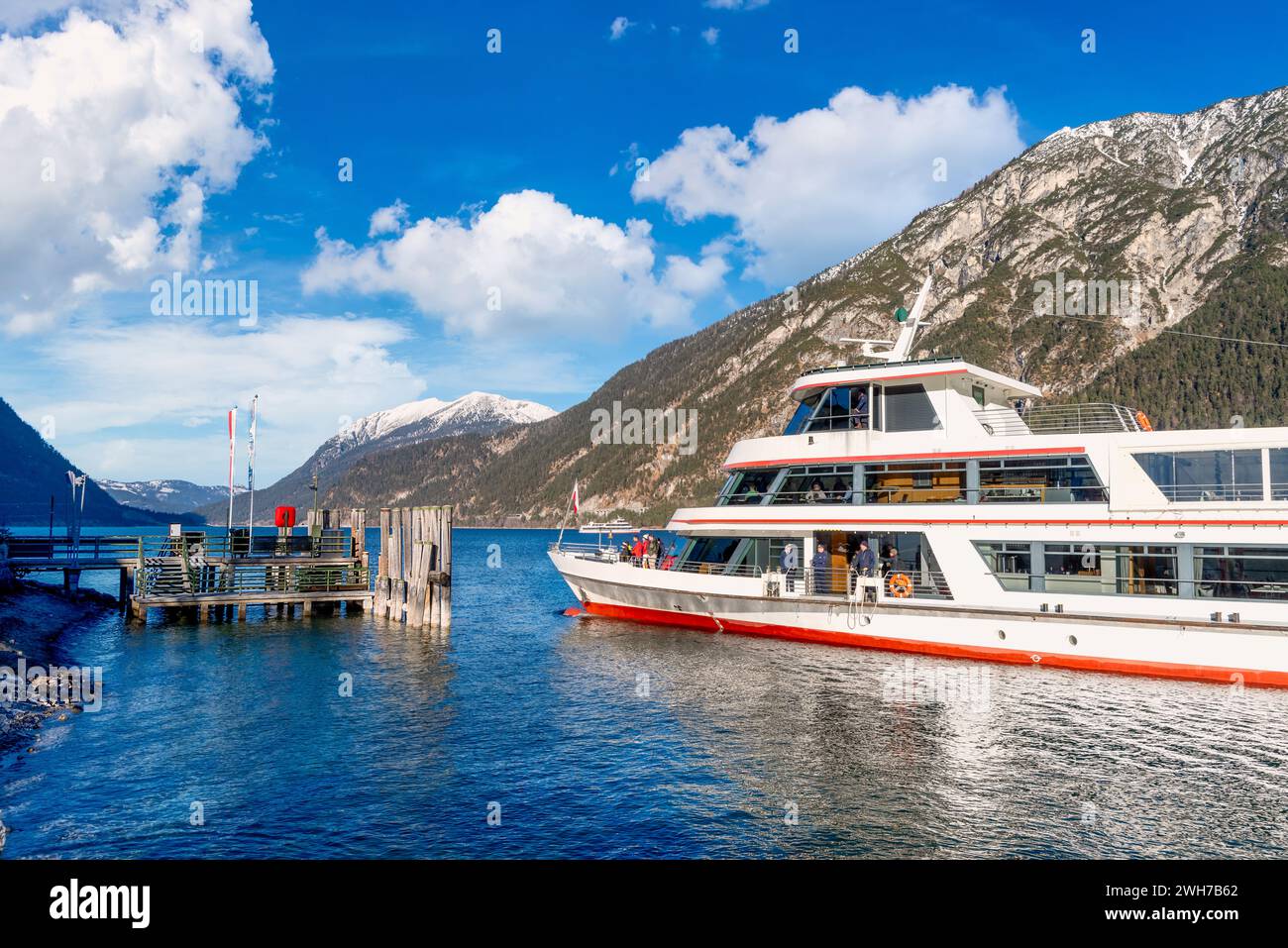 Ein Tourboot auf dem Aachensee in Pertisau, Österreich Stockfoto