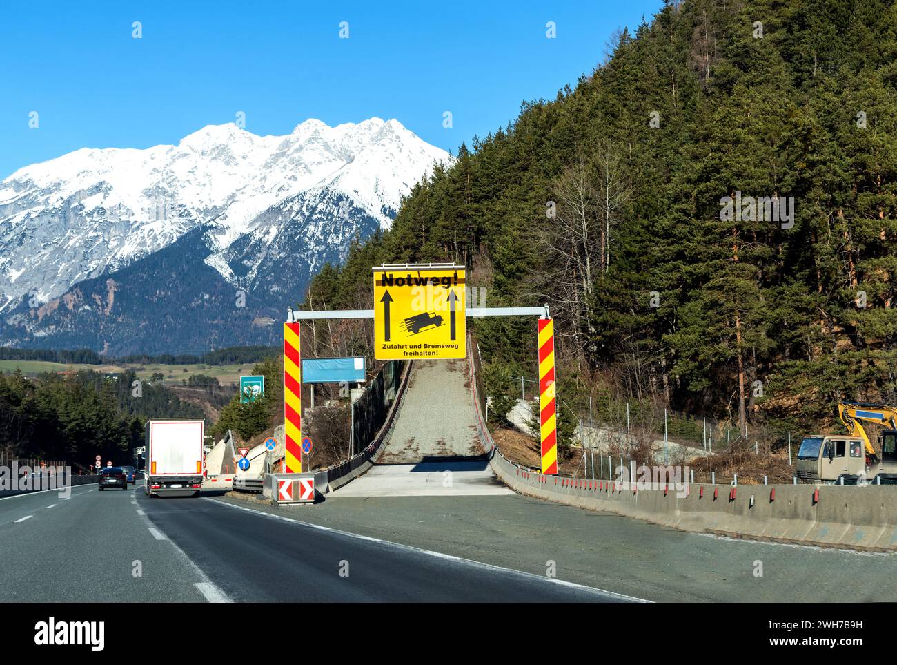 Straßenschild für Notweg – Notweg-Lkw-Rampe im Wald auf einer Bergstraße, die ein Fahrzeug verlangsamen und Unfälle verhindern soll, wenn es sich um einen gewerblichen Einsatz handelt Stockfoto