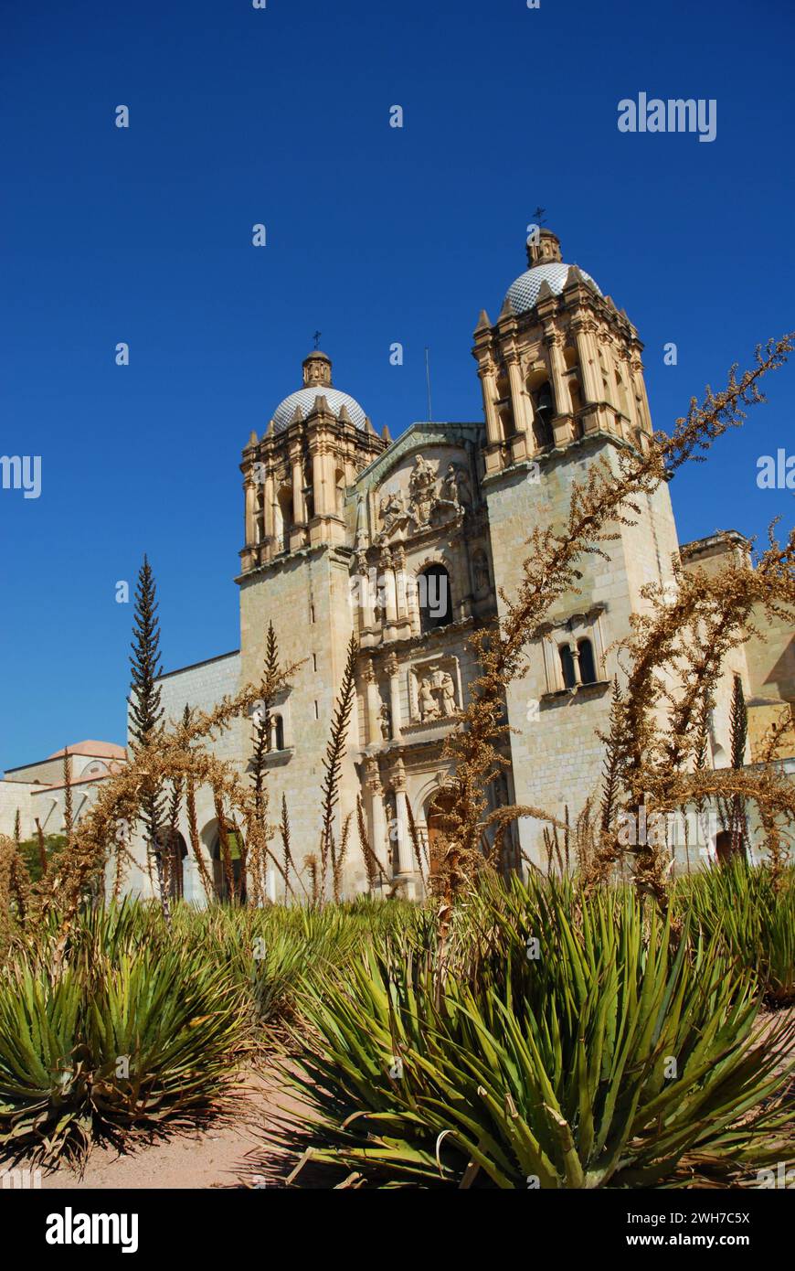 Eine katholische Kirche mit einer beeindruckenden Fassade in Oaxaca, Mexiko. Stockfoto