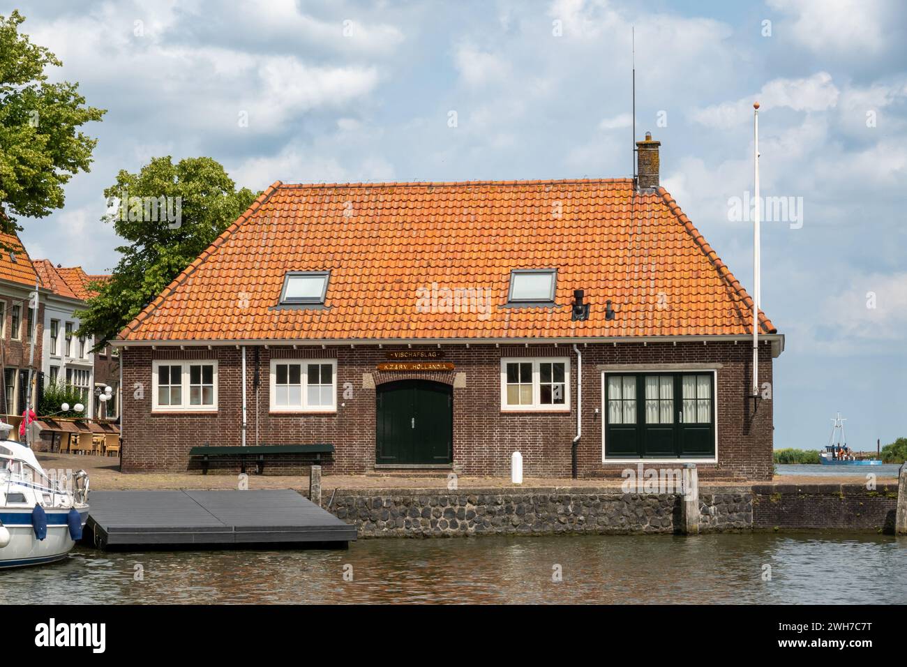 Gebäude der ehemaligen Fischauktion Vischafslag in Oosterhaven der Stadt Medemblik, Noord-Holland, Niederlande Stockfoto