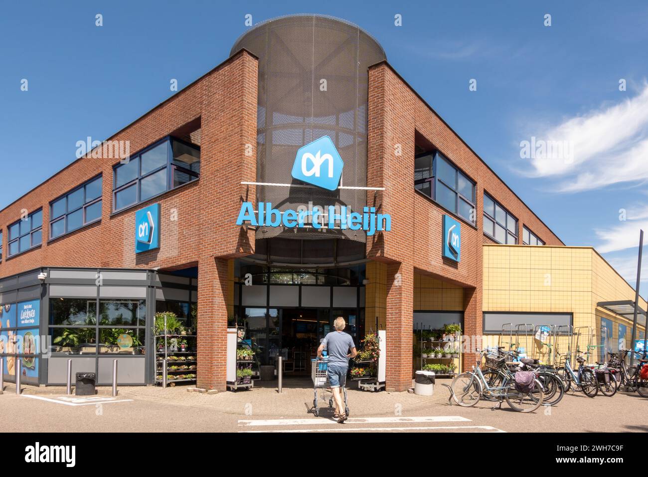 Mann mit Wagen geht einkaufen bei Albert Heijn in Medemblik, der führenden Supermarktkette in den Niederlanden Stockfoto