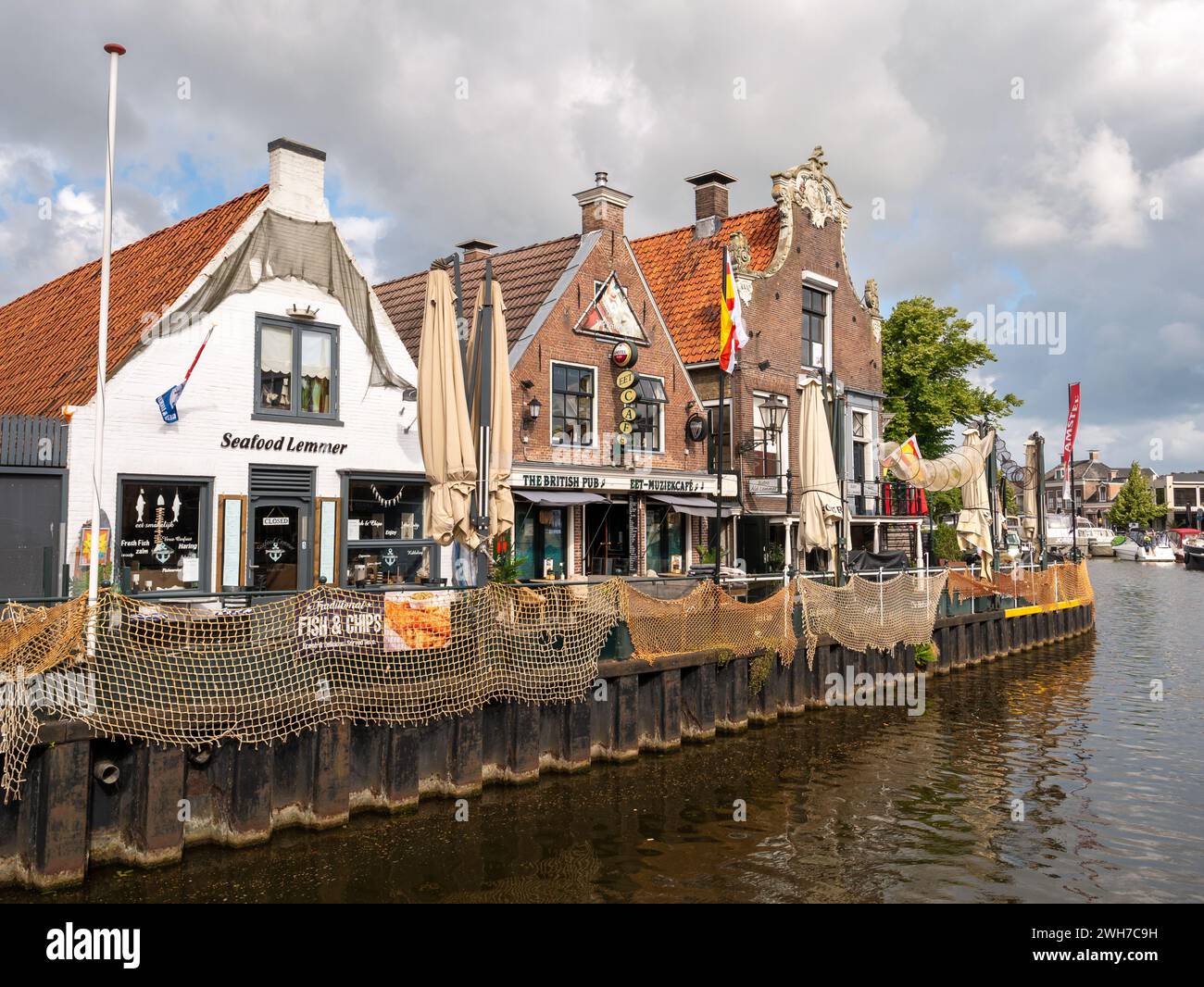 Restaurants in historischen Gebäuden am Ufer des Het Dok in der Altstadt von Lemmer, Friesland, Niederlande Stockfoto
