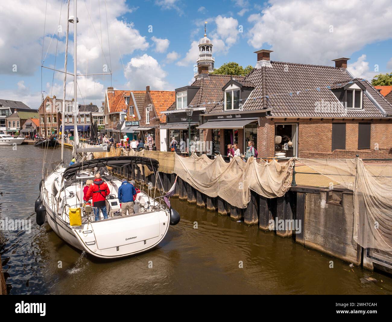 Segelboot im Het Dok Kanal in der Nähe des Kai Oudesluis in der Altstadt von Lemmer, Friesland, Niederlande Stockfoto