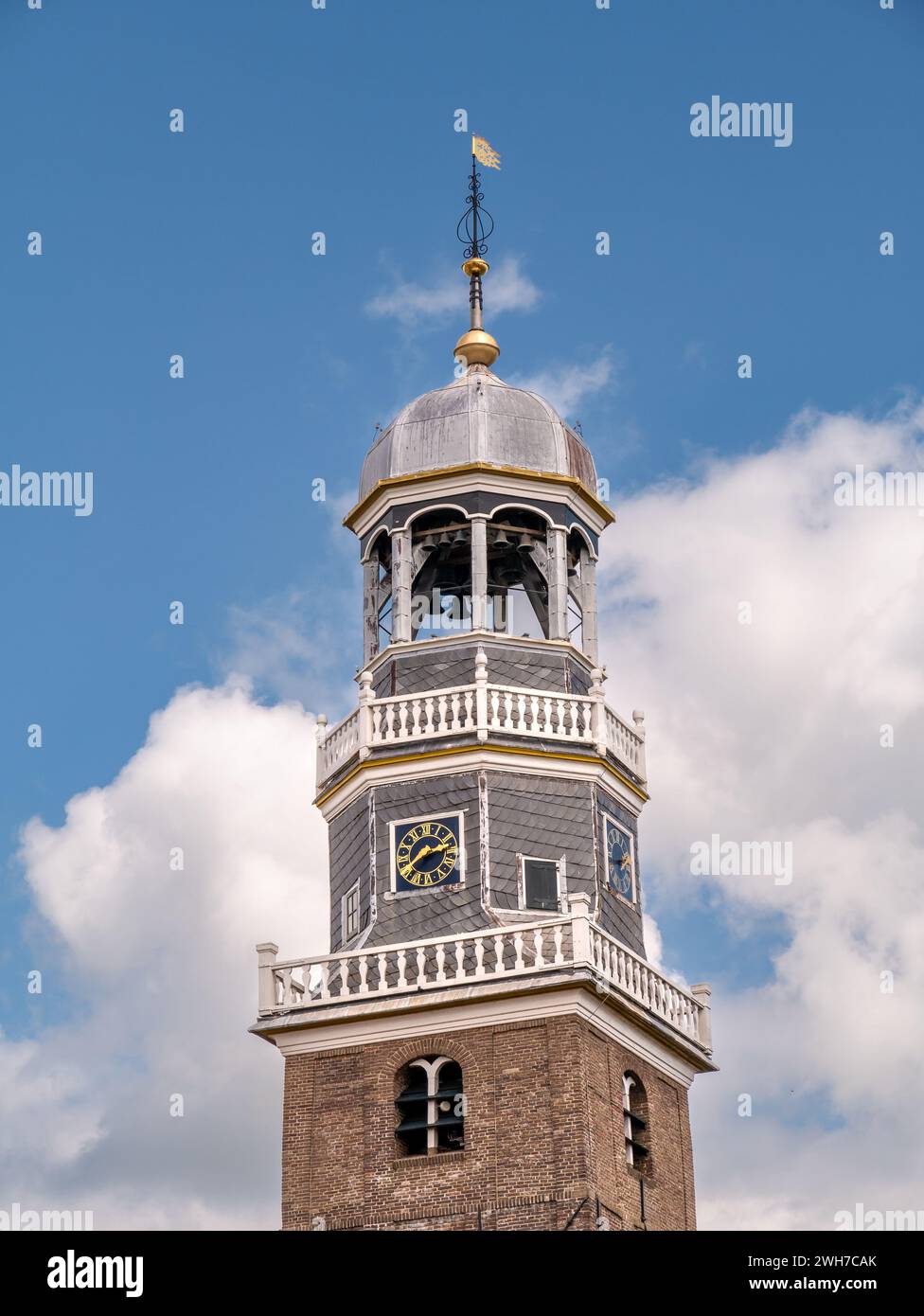 Turm der reformierten Kirche in der Altstadt von Lemmer, Friesland, Niederlande Stockfoto