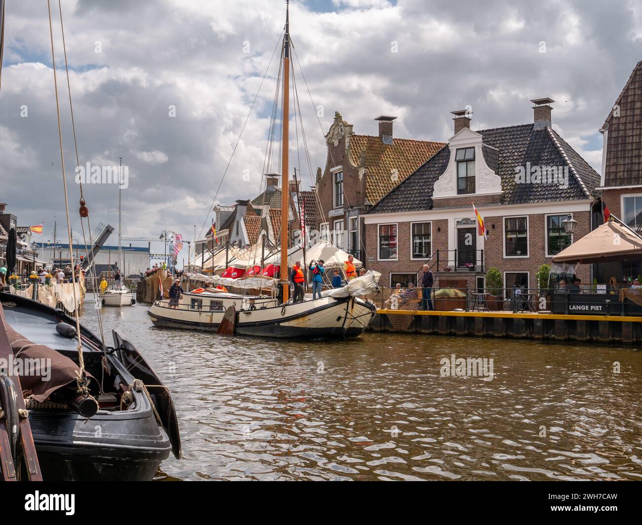 Segelboote fahren im Het Dok Kanal in der Nähe des Kais Langestreek in der Altstadt von Lemmer, Friesland, Niederlande Stockfoto