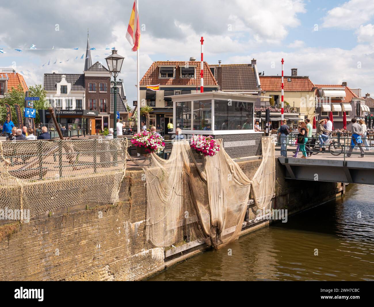 Brücke und Kai Oudesluis in der Altstadt von Lemmer, Friesland, Niederlande Stockfoto