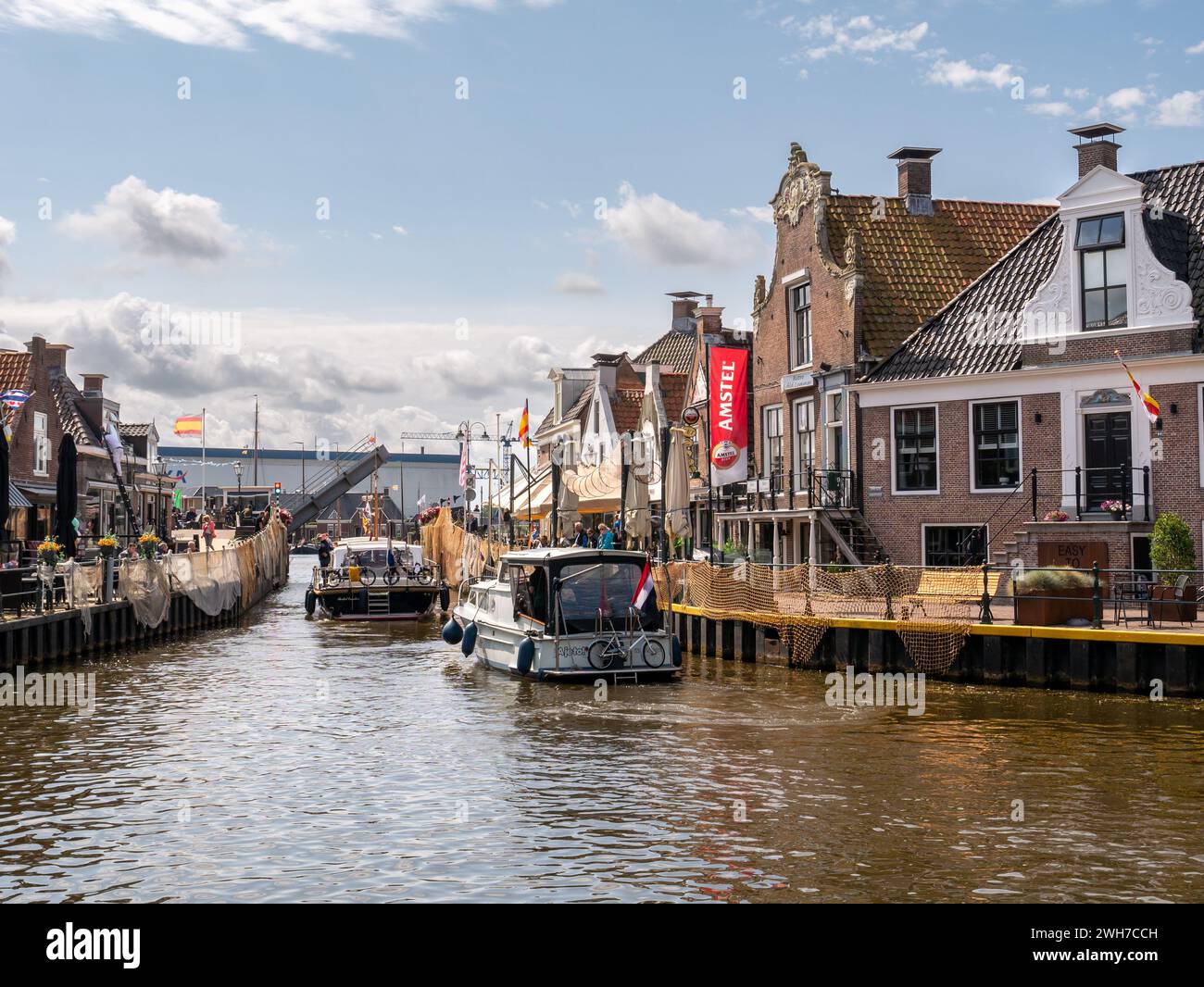 Motorboote im Het Dok Kanal in der Nähe des Kais Langestreek und der Brücke Oudesluis in Lemmer, Friesland, Niederlande Stockfoto