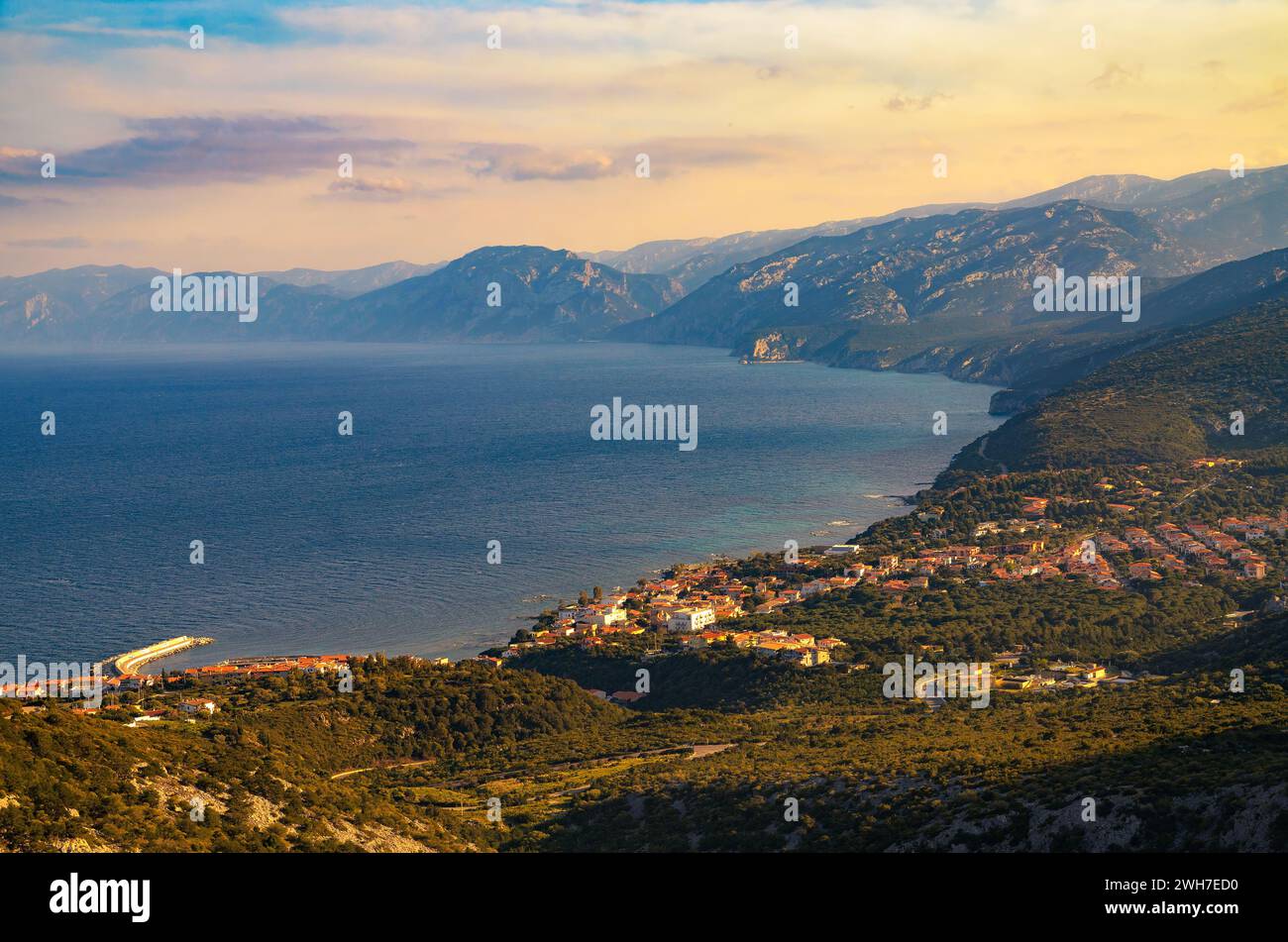 Sonnenuntergang über dem Küstenort Cala Gonone und dem Tyrrhenischen Meer auf Sardinien Stockfoto
