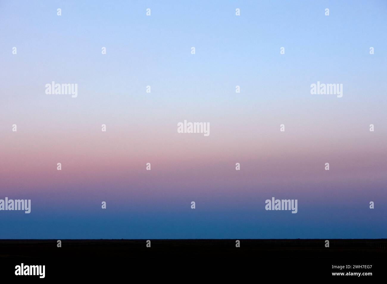 Blau und rot am Nachthimmel im Sommer im Land der Mitternachtssonne Island Stockfoto
