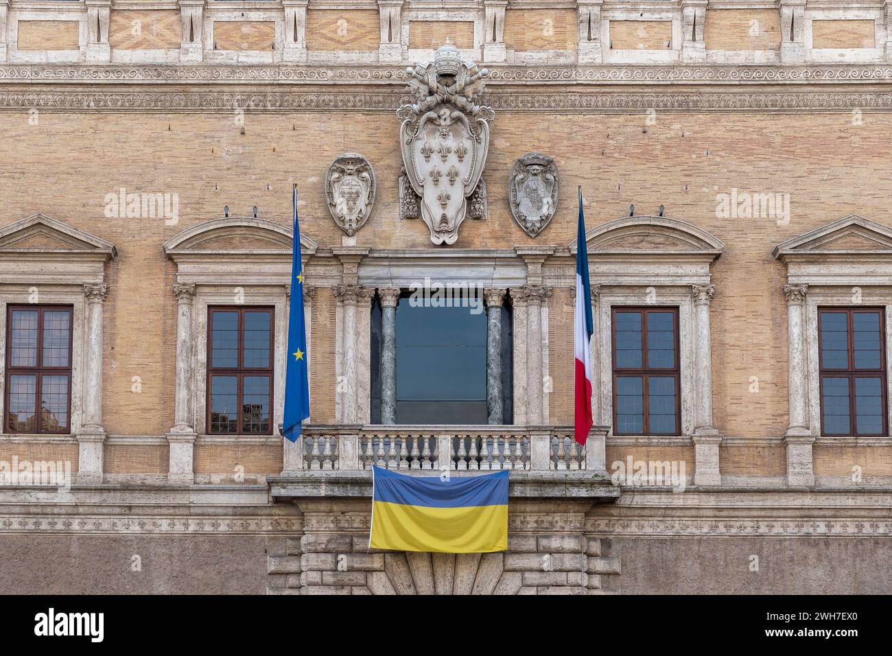 Fassade der französischen Botschaft neben den Fahnen der französischen und der Europäischen Union hat sie zur Solidarität auch die ukrainische. Piazza Farnese, Rom, Italien, EU Stockfoto