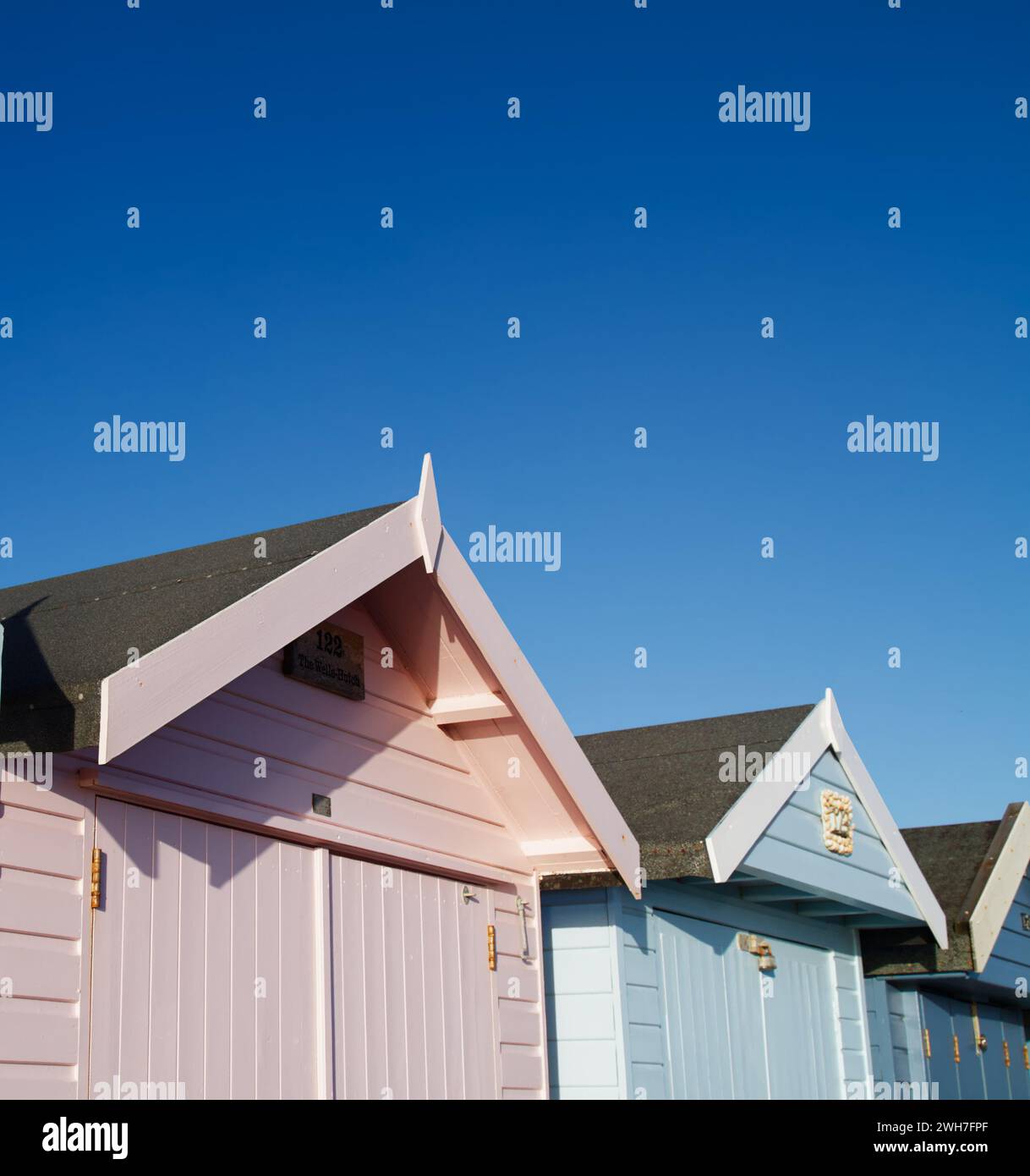 Farbenfrohe hölzerne Strandhütten am Avon Beach an Einem Sommertag, Avon Beach, Christchurch, Großbritannien Stockfoto
