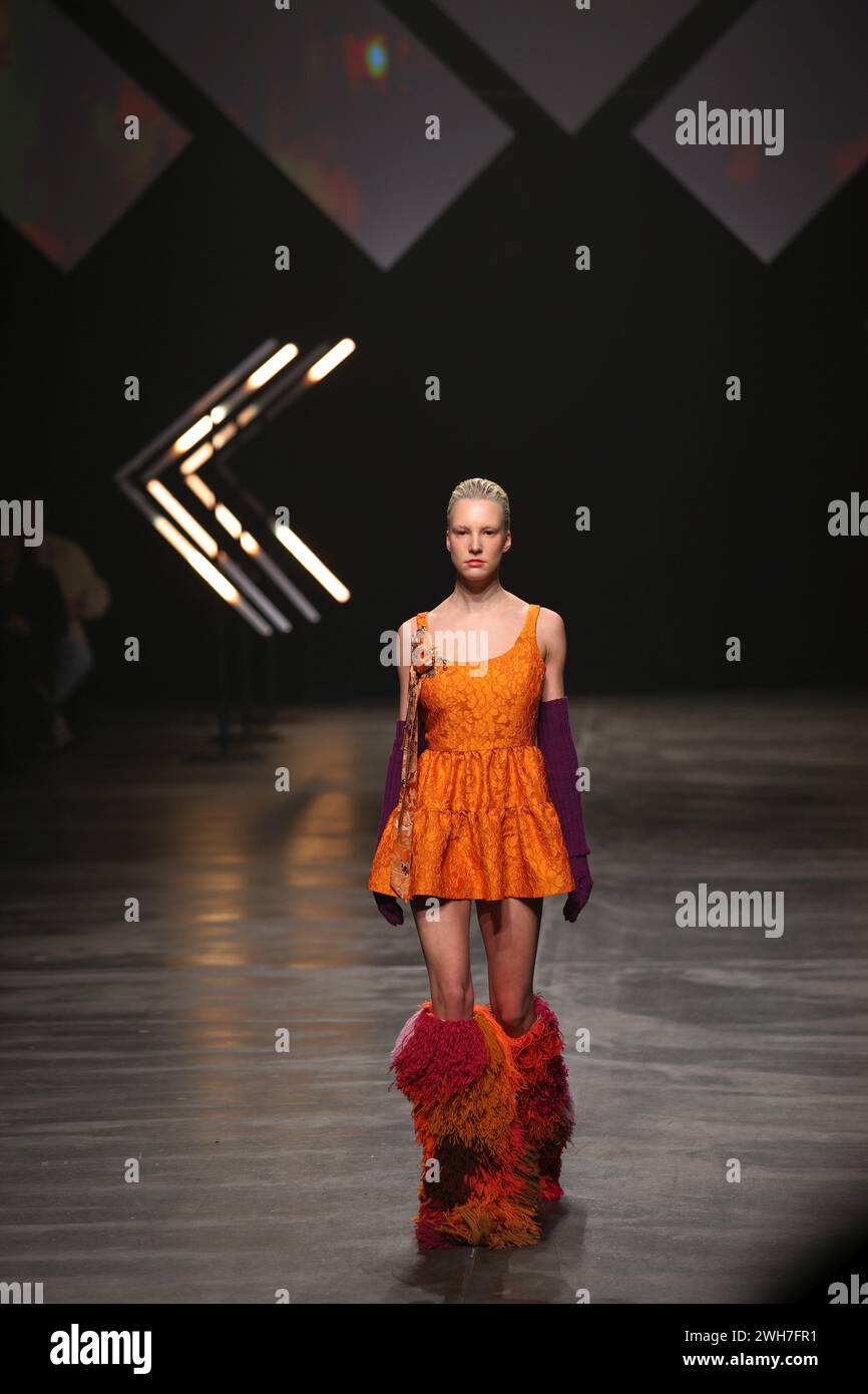 Models zeigen am 7. Februar 2024 auf dem Laufsteg in der Verti Music Hall in Berlin Sammlungen von Designerin Danny Reinke. (Foto: Simone Kuhlmey/Pacific Press/SIPA USA) Stockfoto