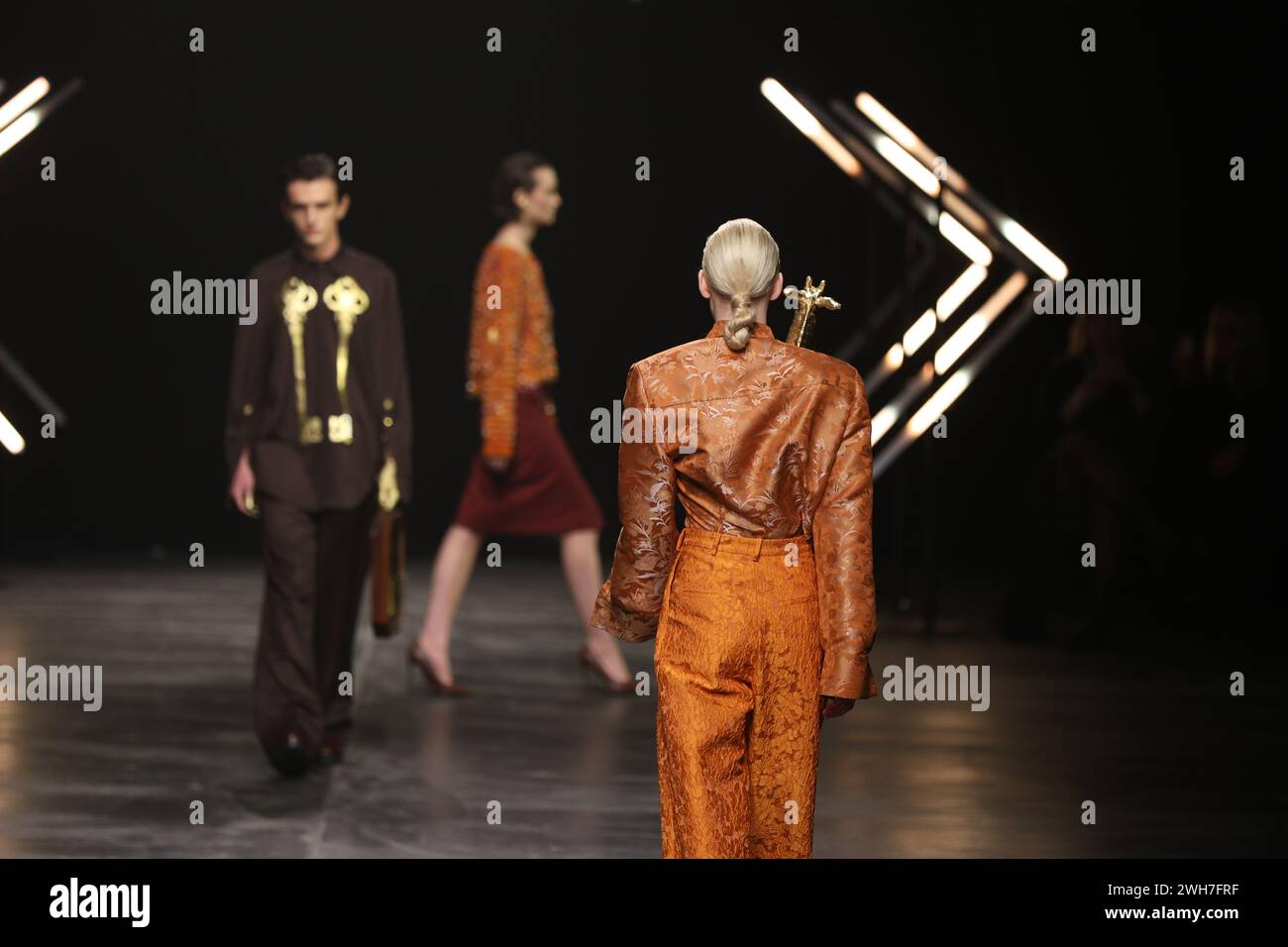 Models zeigen am 7. Februar 2024 auf dem Laufsteg in der Verti Music Hall in Berlin Sammlungen von Designerin Danny Reinke. (Foto: Simone Kuhlmey/Pacific Press/SIPA USA) Stockfoto