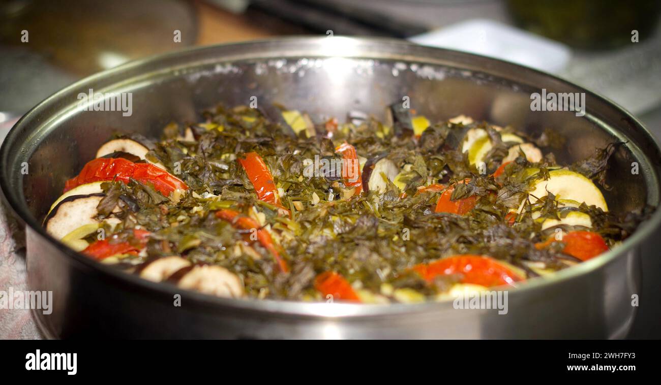 Gedünstetes Gemüse, Tomaten und Auberginen mit gebackenem Gemüse Stockfoto