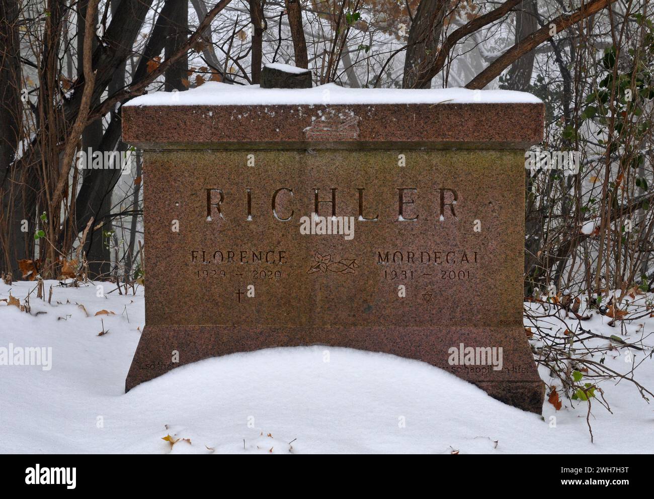 Das Grab des berühmten kanadischen Schriftstellers Mordecai Richler und seiner Frau Florence auf dem Mount Royal Cemetery in Montreal. Stockfoto