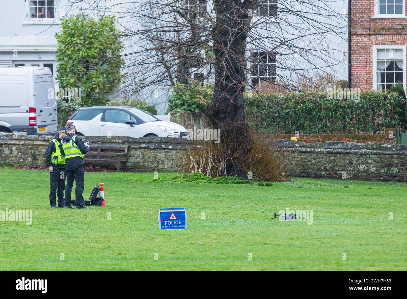 Die Polizei betreibt eine Drohne in der Kathedrale von Salisbury Stockfoto