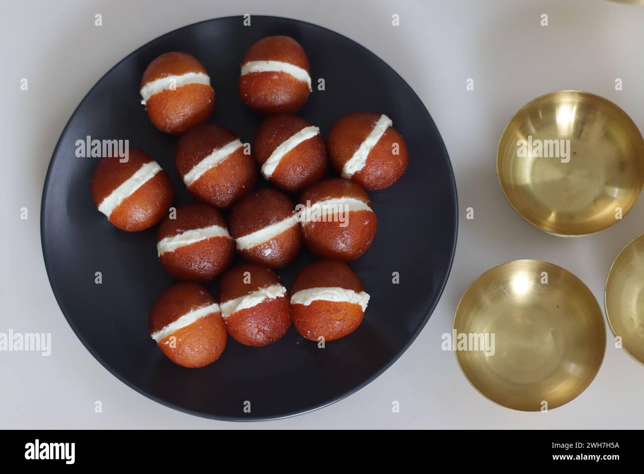 Malai Gulab Jamun. Gulab Jamun Sandwich mit Milchrahmfüllung. Fusion aus indischem süßen Dessert, goldbraun, weich und in Zuckersirup eingeweicht. Perfec Stockfoto